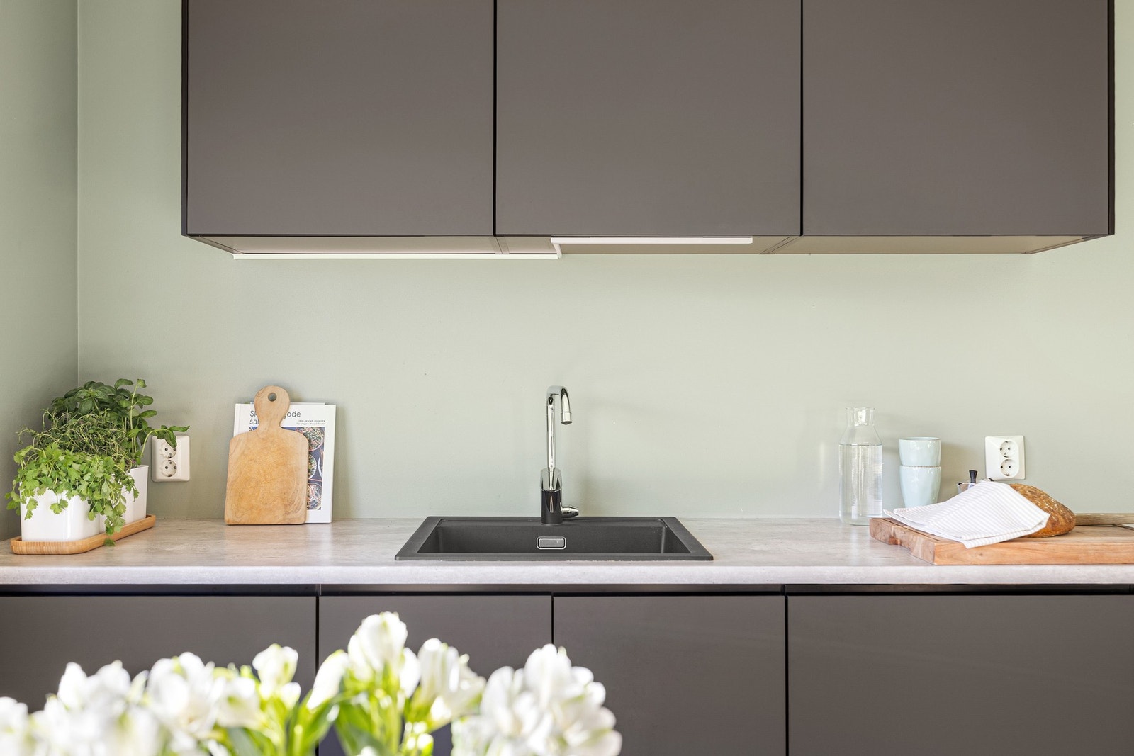 Integrerte hvitevarer består av platetopp, stekeovn, oppvaskmaskin og kjøle-/fryseskap. Galleribilde