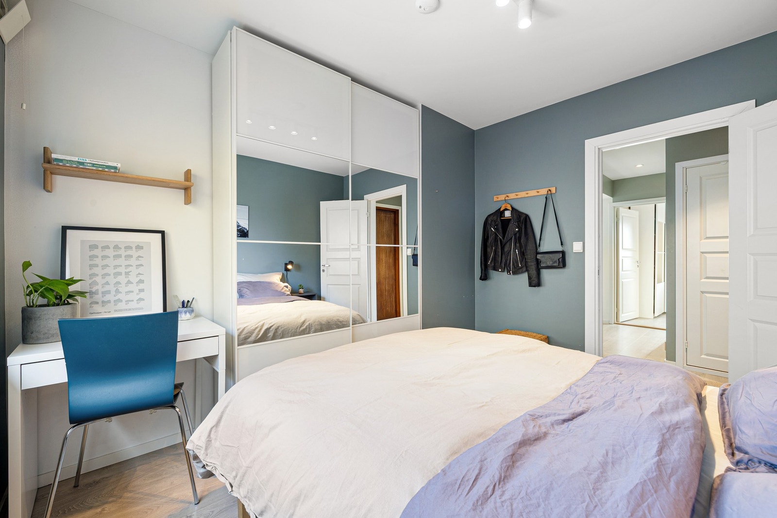 Her er det god plass til seng, egen skrivepult og oppbevaring i skyvedørsgarderobe. Galleribilde