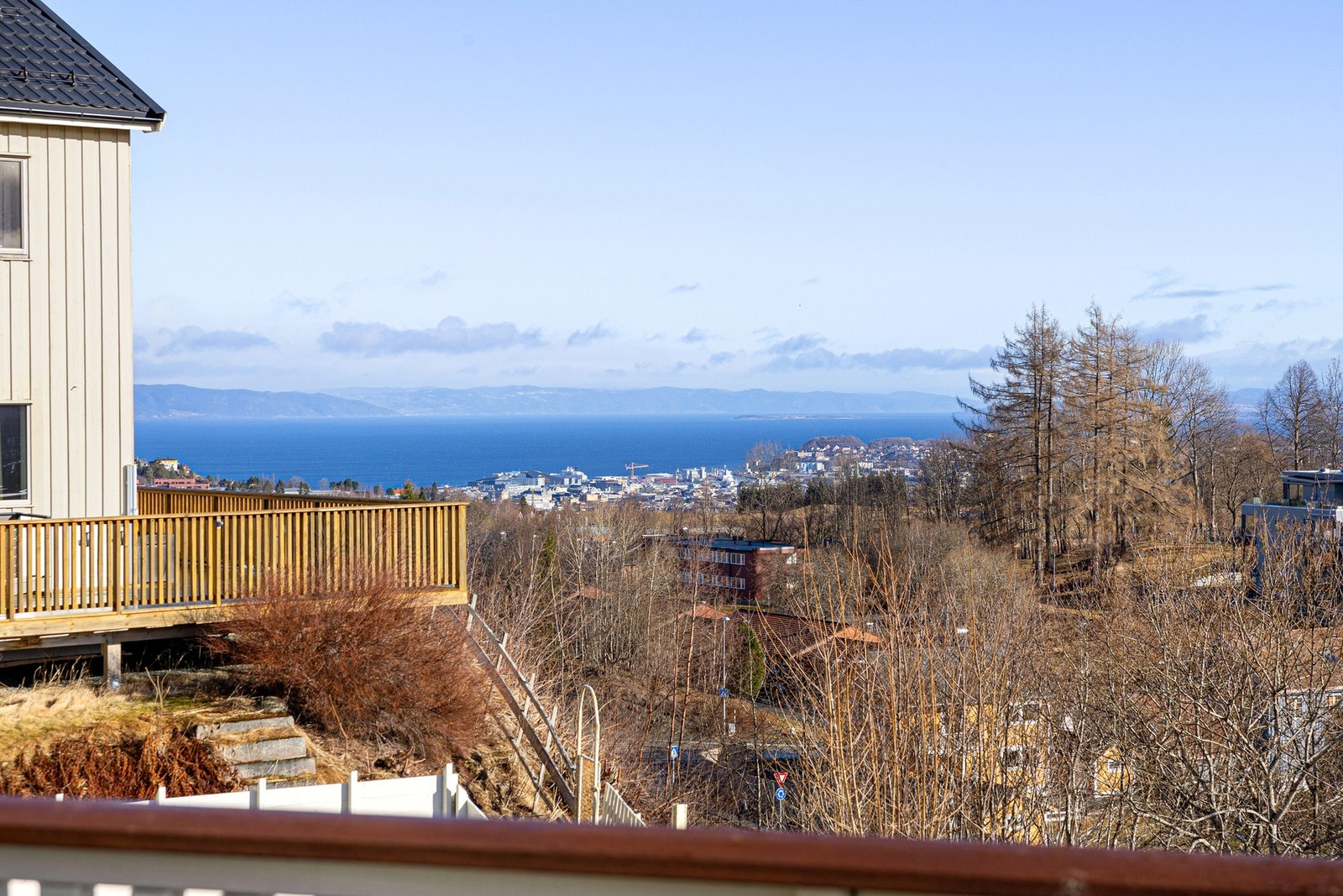 Fra balkongen er det nydelig utsikt mot fjorden. Galleribilde