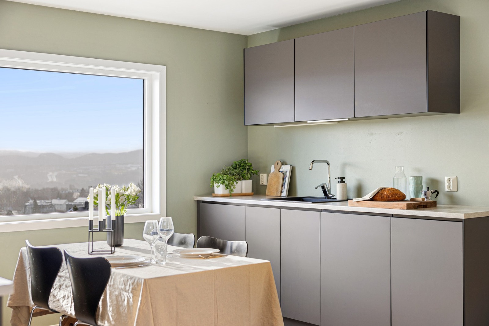 På kjøkkenet er det god plass til spisebord for både store og små sammenkomster. Galleribilde