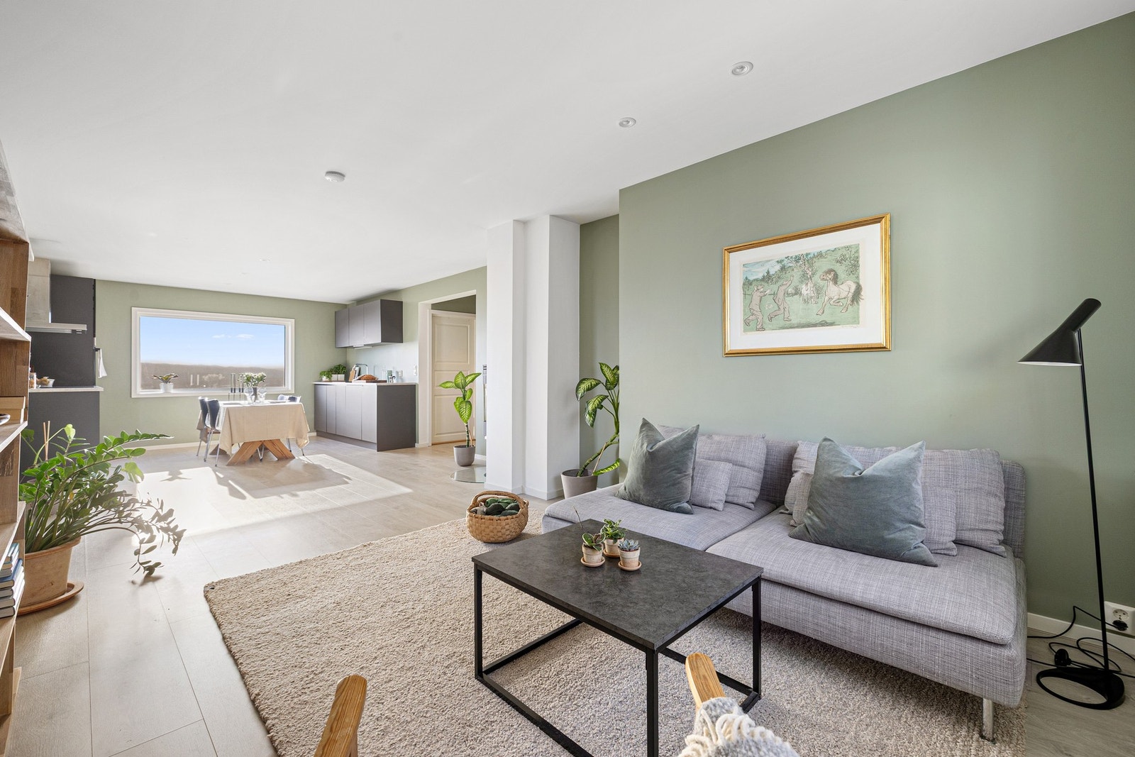 Leiligheten har en stor og åpen stue/kjøkken løsning på hele 34,5 kvm med moderne fargevalg. Galleribilde