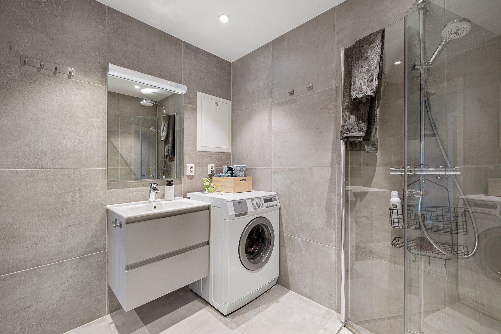 Pent flislagt bad på 3,8 kvm med elektrisk gulvvarme. Galleribilde