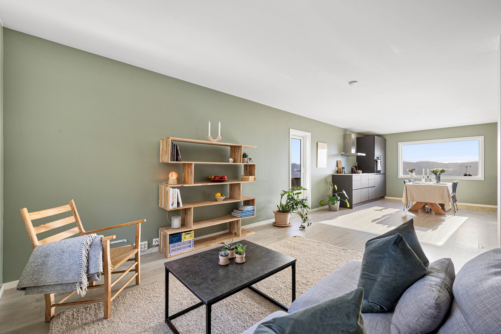 På stuen/kjøkkenet har du vinduer på alle sidene som gir rikelig med naturlig lysinnslipp, samt direkte utgang til balkong. Galleribilde