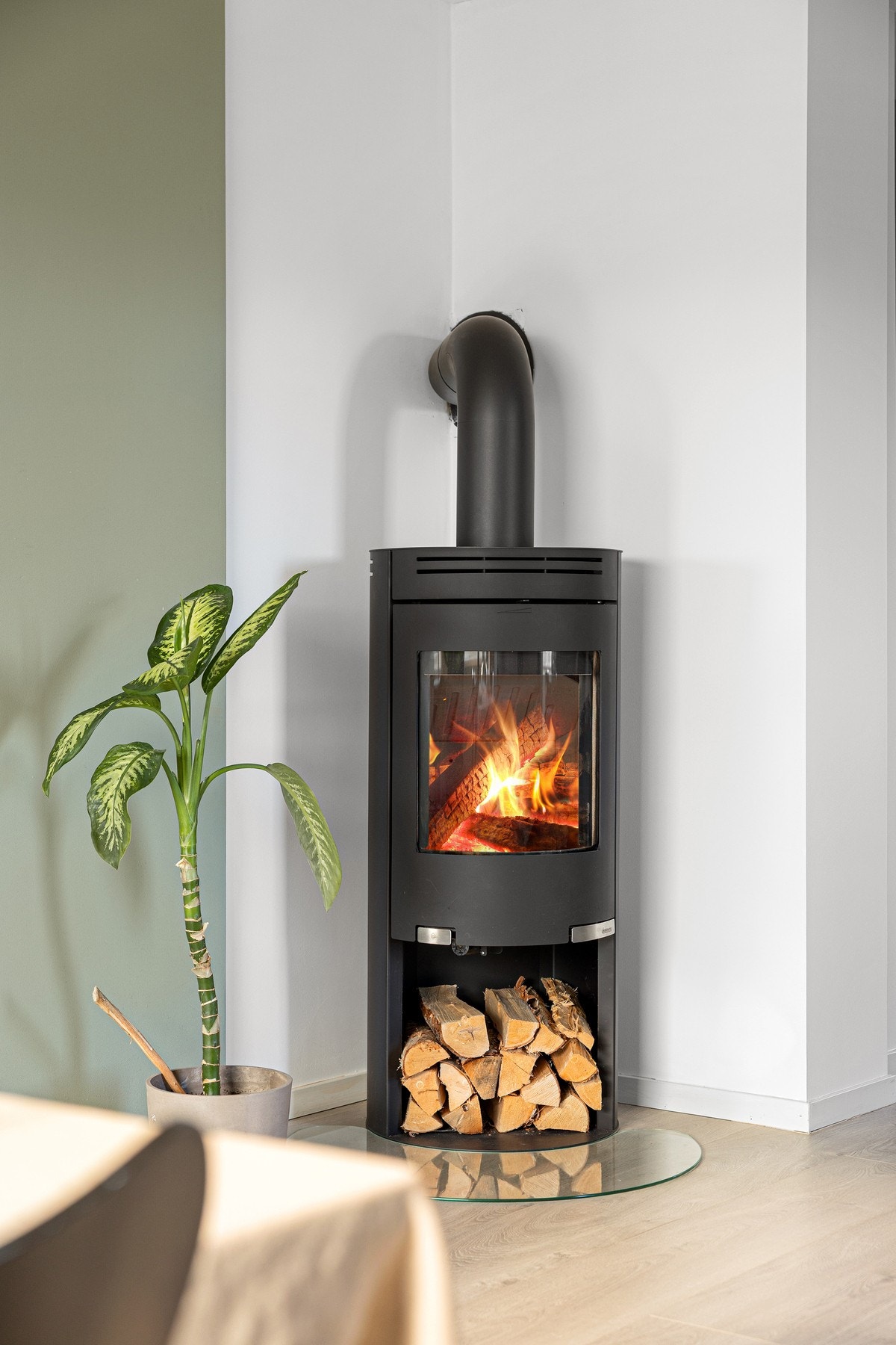 Leiligheten varmes opp en hyggelig vedovn som ble byttet ut i 20224. I 2015 ble pipen rehabilitert med nytt stålrør. Galleribilde