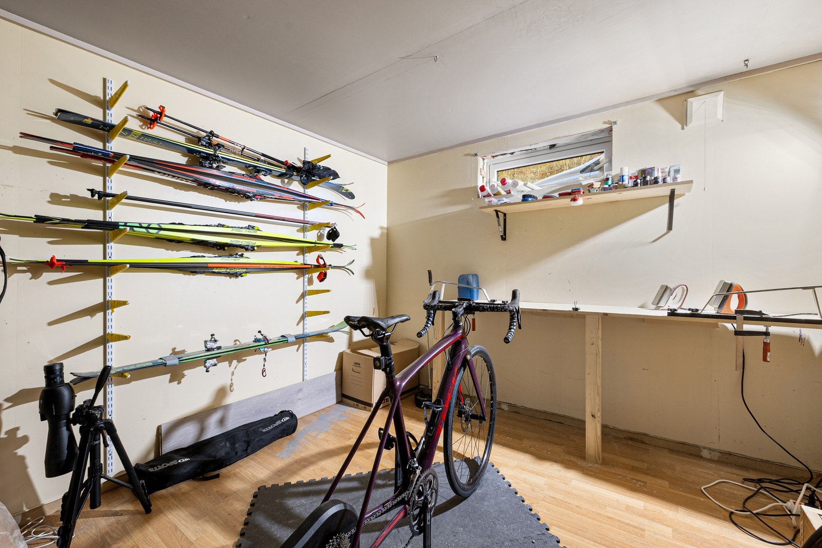 Leiligheten disponerer to boder i kjeller og en bod på loftet. Galleribilde