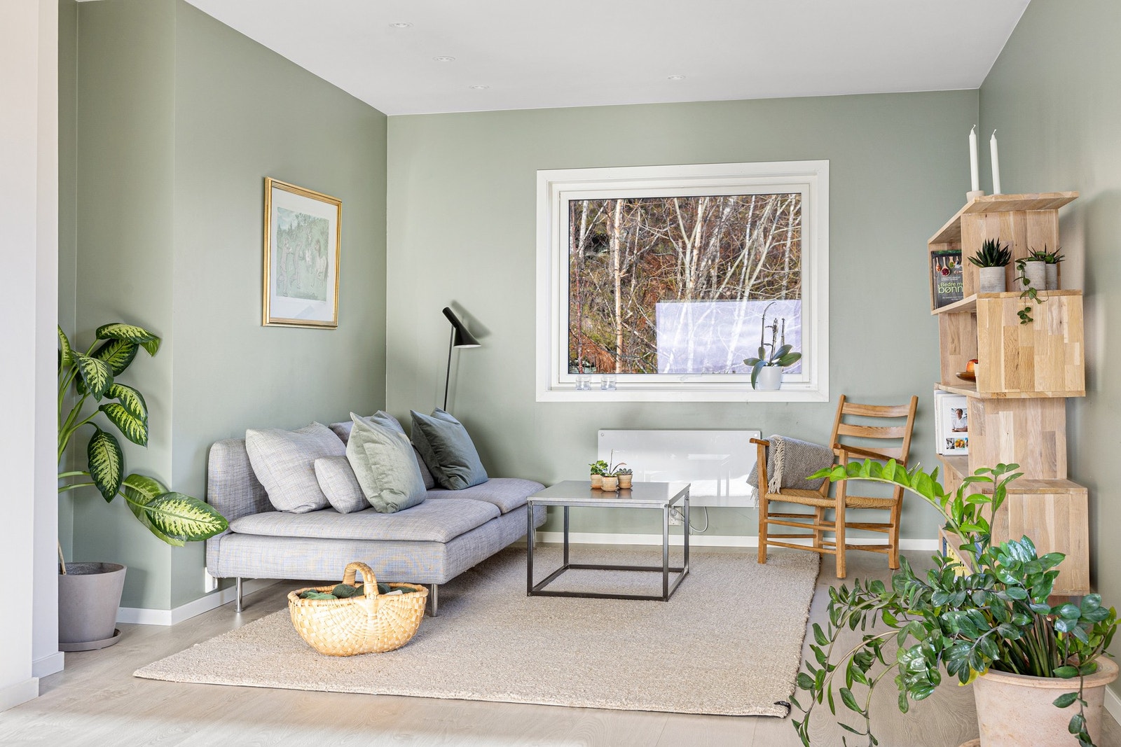 På stuen er det laminat på gulvet og downlights i taket. Galleribilde