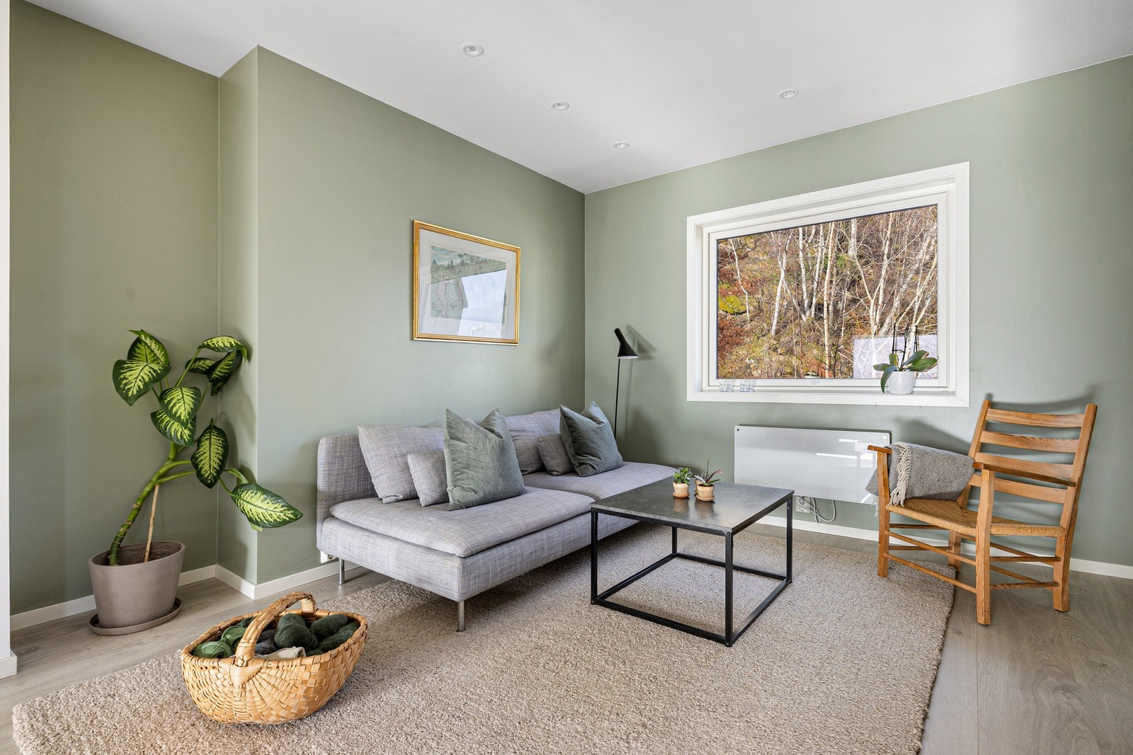 Vinduene og balkongdøren i leiligheten ble byttet ut i 2022. Galleribilde