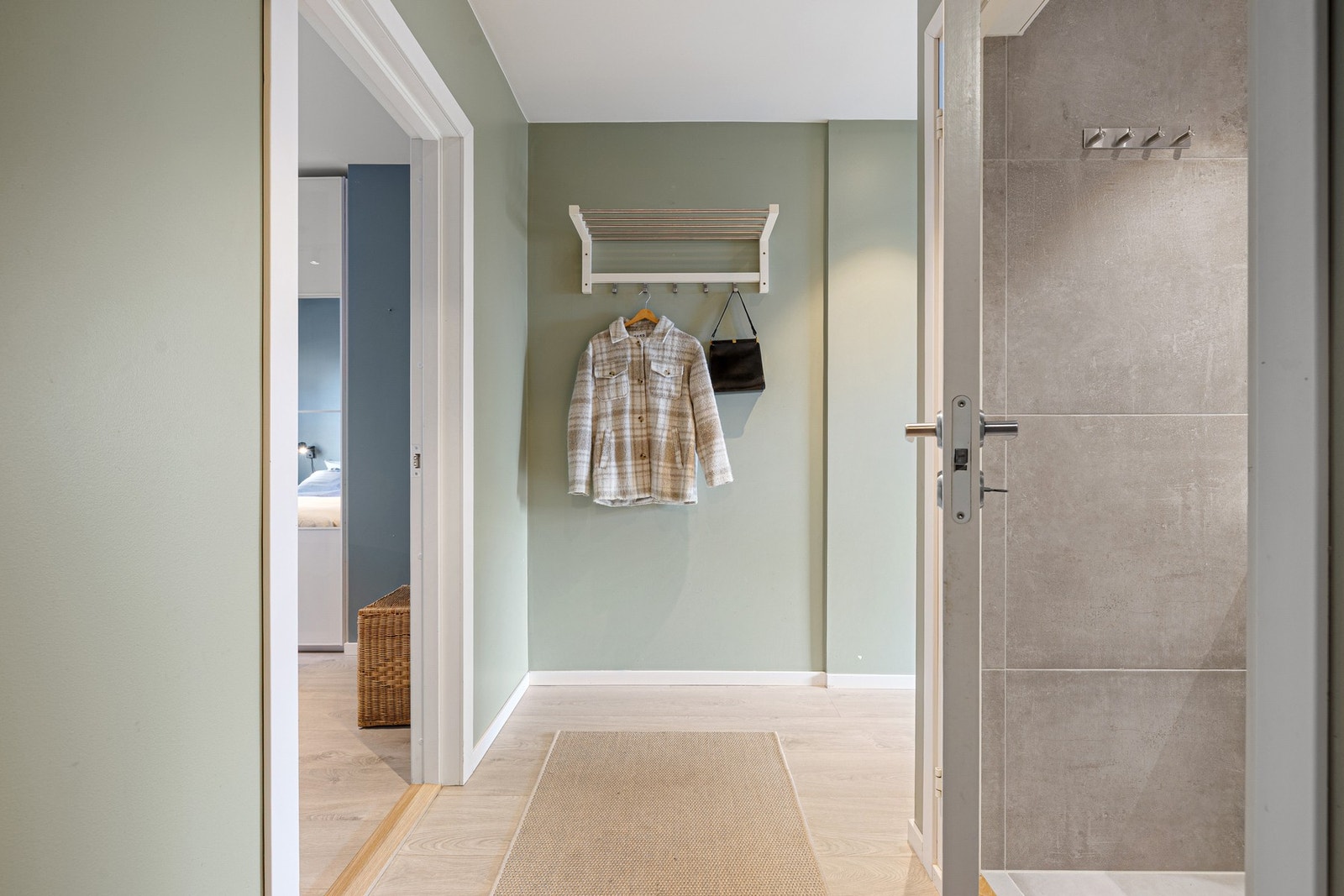 Lys og fin entré på 4,7 kvm med enkel klesoppheng. Galleribilde