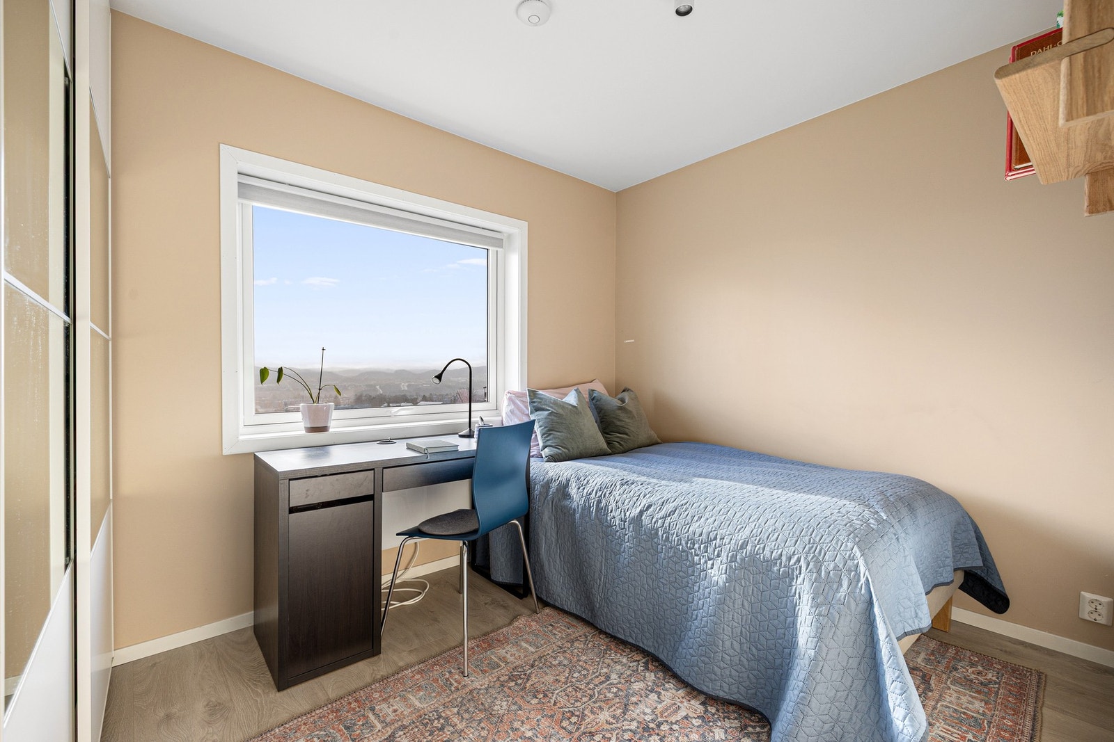 Det andre soverommet er på 8 kvm med god plass til dobbeltseng og oppbevaring i skyvedørsgarderobe. Galleribilde