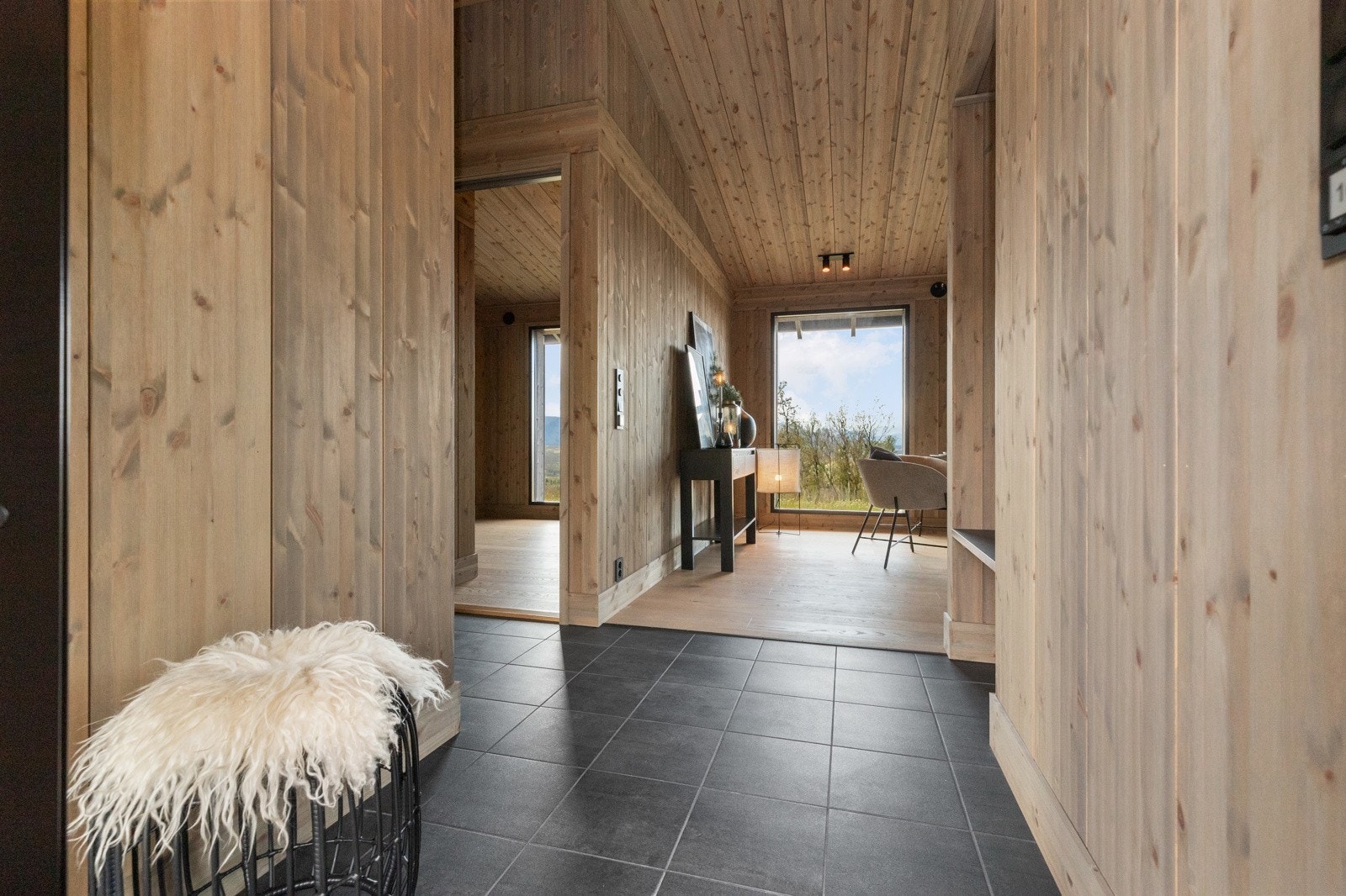 Entré med videre åpen løsning mot oppholdsrommet Galleribilde