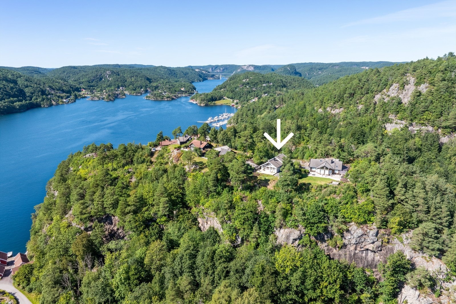 Kallåsen 63 på Ålo har beliggenhet i naturskjønne omgivelser, perfekt for ro og rekreasjon. Galleribilde