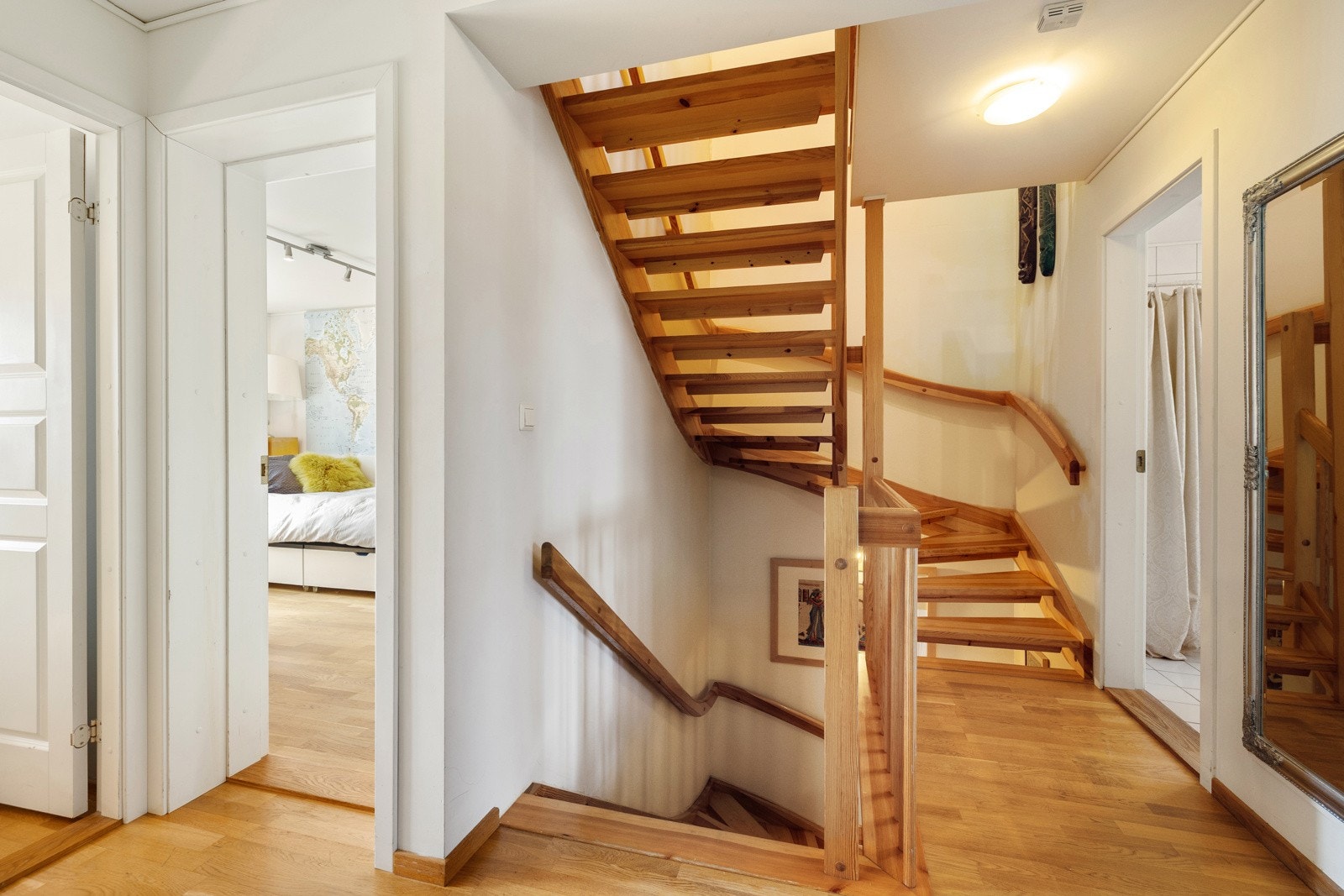 Andre etasje inneholder tre gode soverom, et stort baderom, og god plass til oppbevaring og garderobe Galleribilde