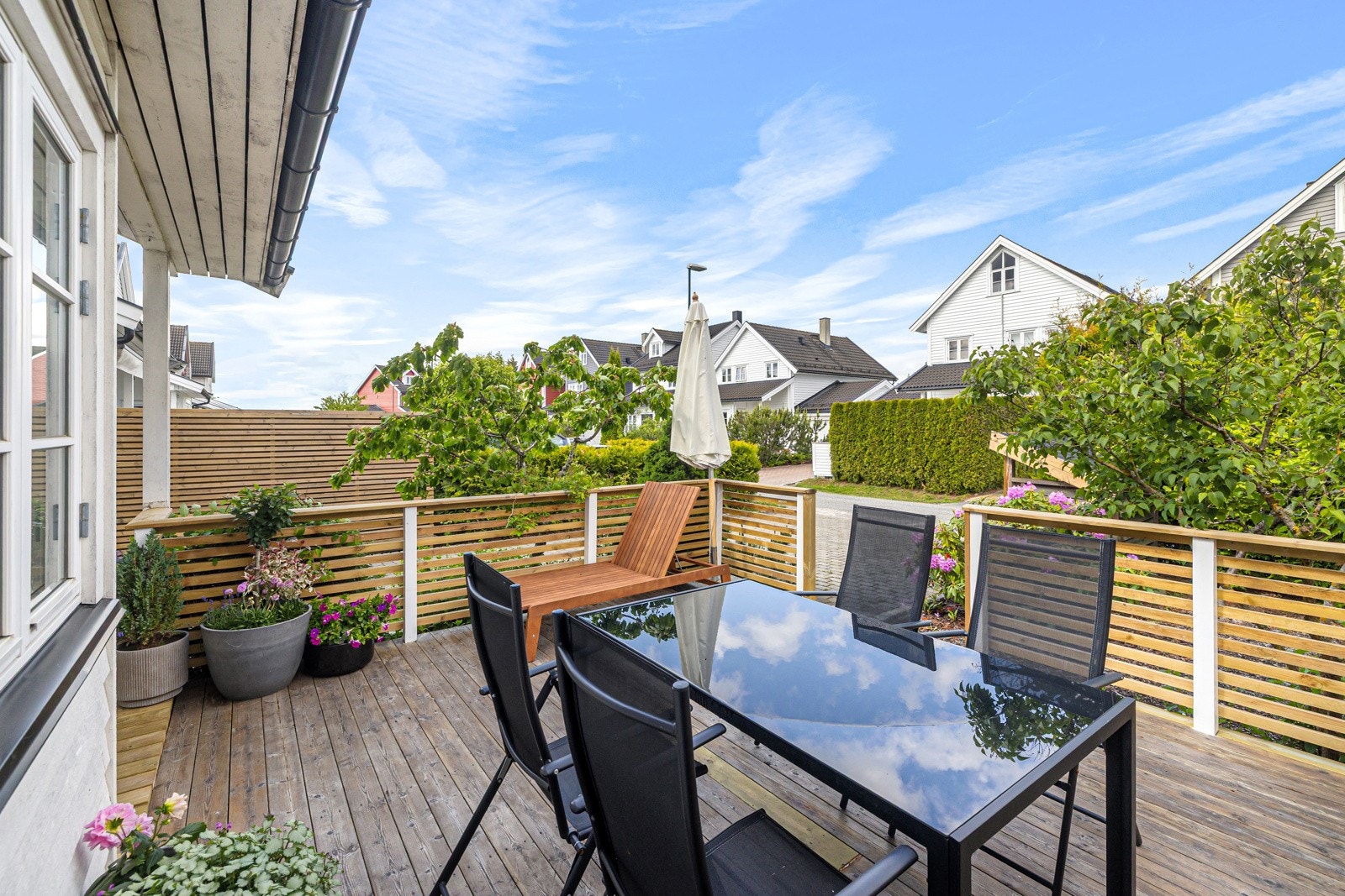 På fremsiden av huset finnes også en solrik uteplass Galleribilde