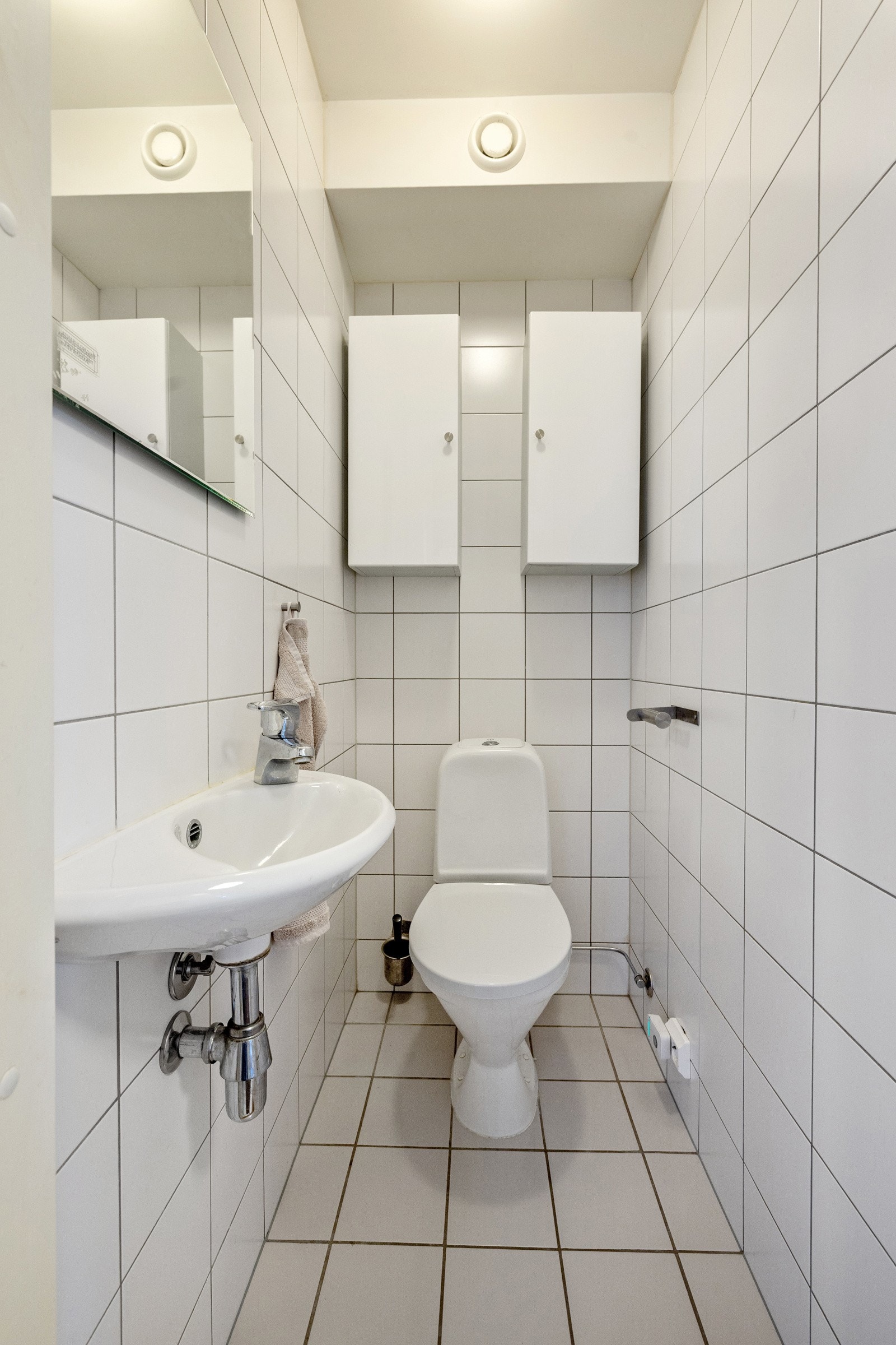 Boligen har et toalettrom i første etasje, og et stort bad i andre etasje Galleribilde