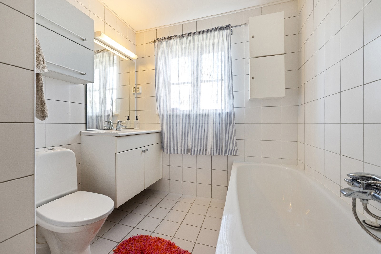 Baderommet inneholder både badekar og dusj - en sjelden kombinasjon Galleribilde