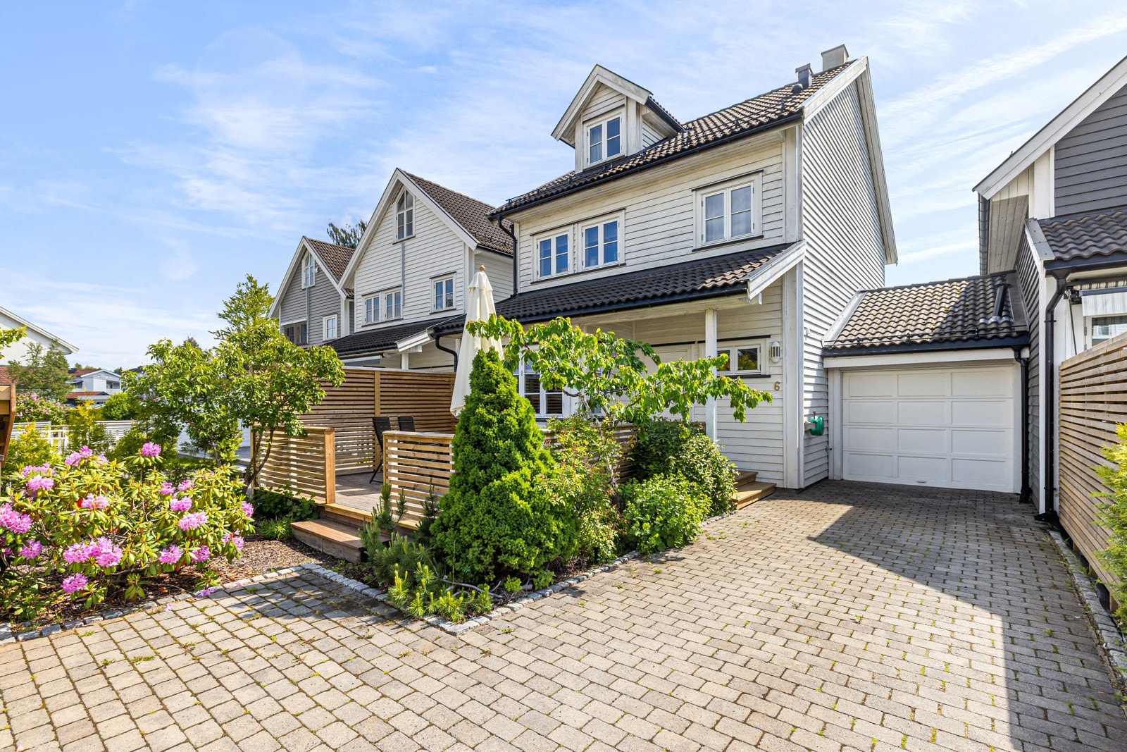 Vi ønsker velkommen til Hesteskoen 6 - Huset har en attraktiv beliggenhet i et ettertraktet og svært familievennlig område Galleribilde