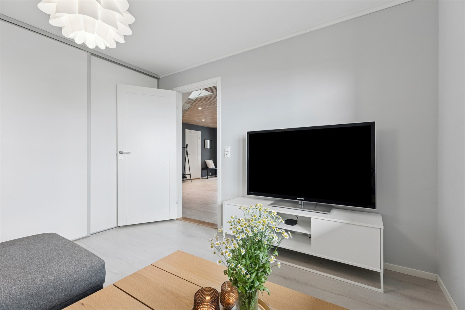 Kjellerstue med gode oppbevaringsmuligheter i skyvedørsgarderobe. Galleribilde