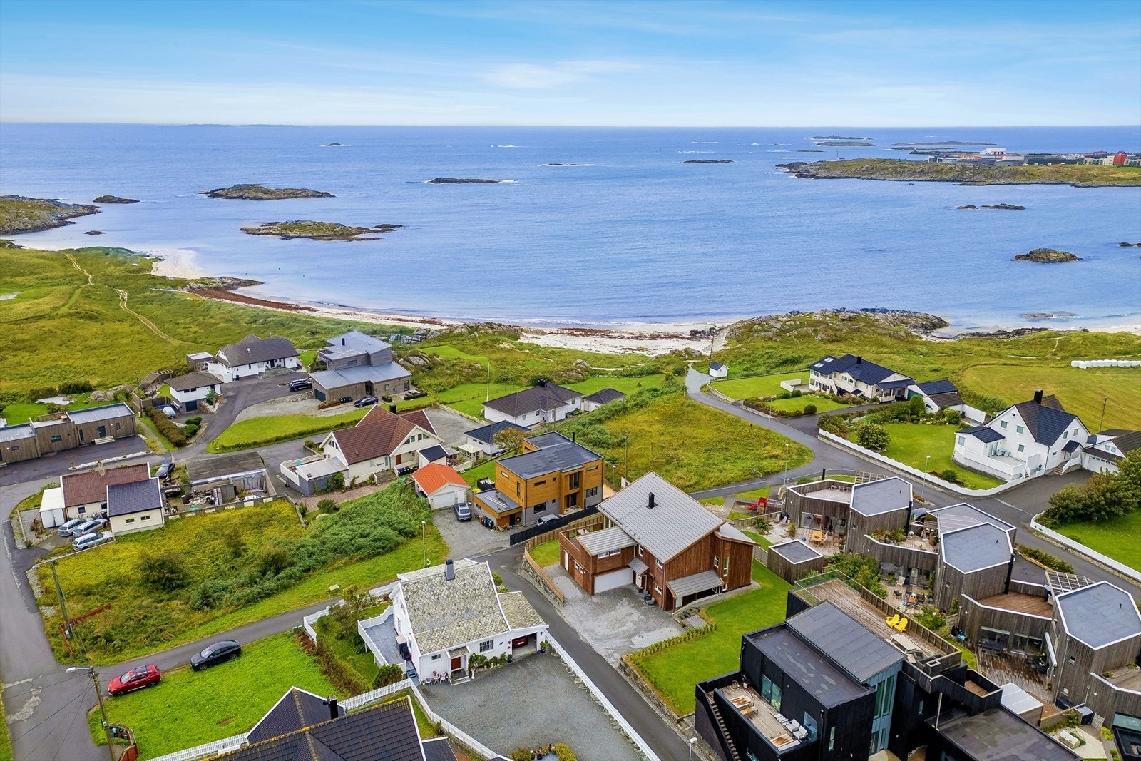 Tomten er åpen og lys. Pent opparbeidet og beplantet. Solrik hage og god boltreplass for både store og små. Kun få minutters gange til den populære Åkrasanden. Galleribilde