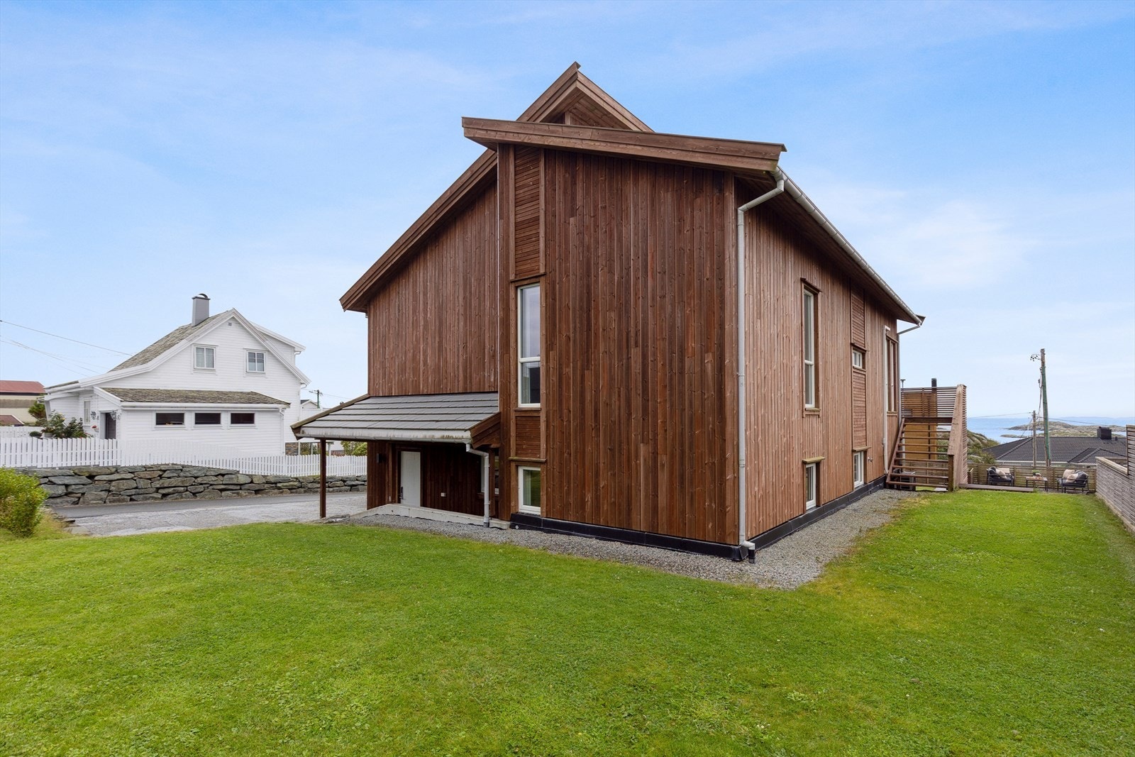 Hagen er pent opparbeidet. Her er det rikelig boltreplass for små og store! Galleribilde