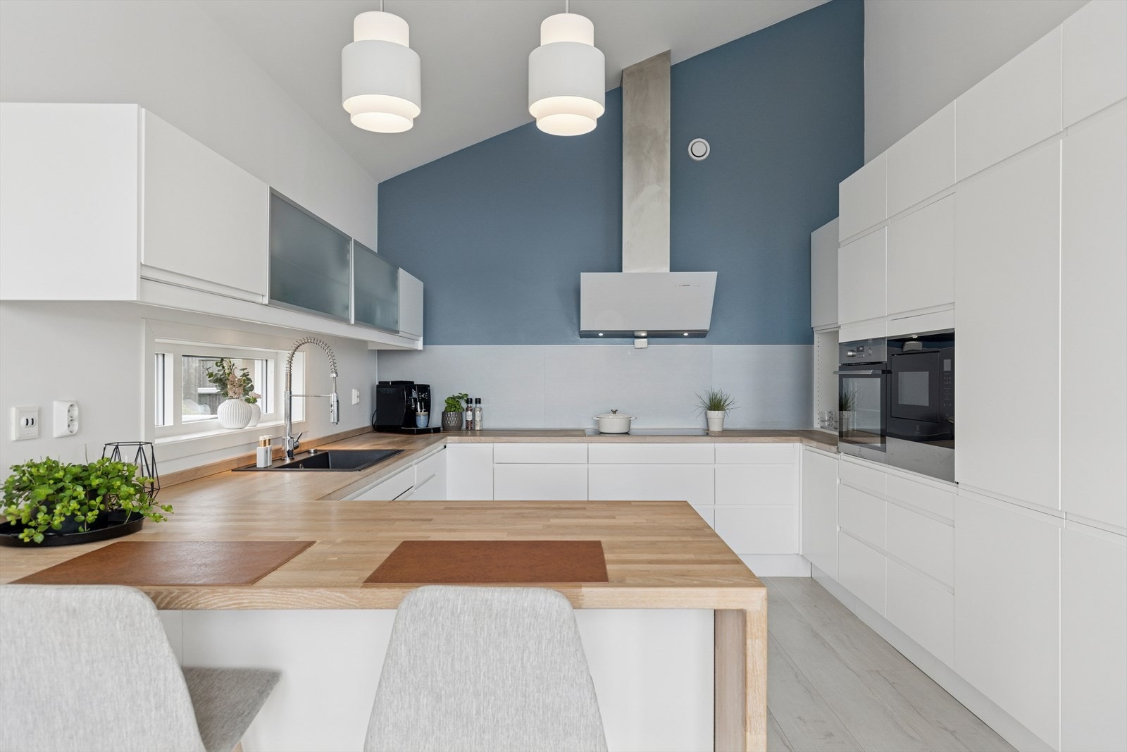 Kjøkkenøy med plass til stoler. Galleribilde