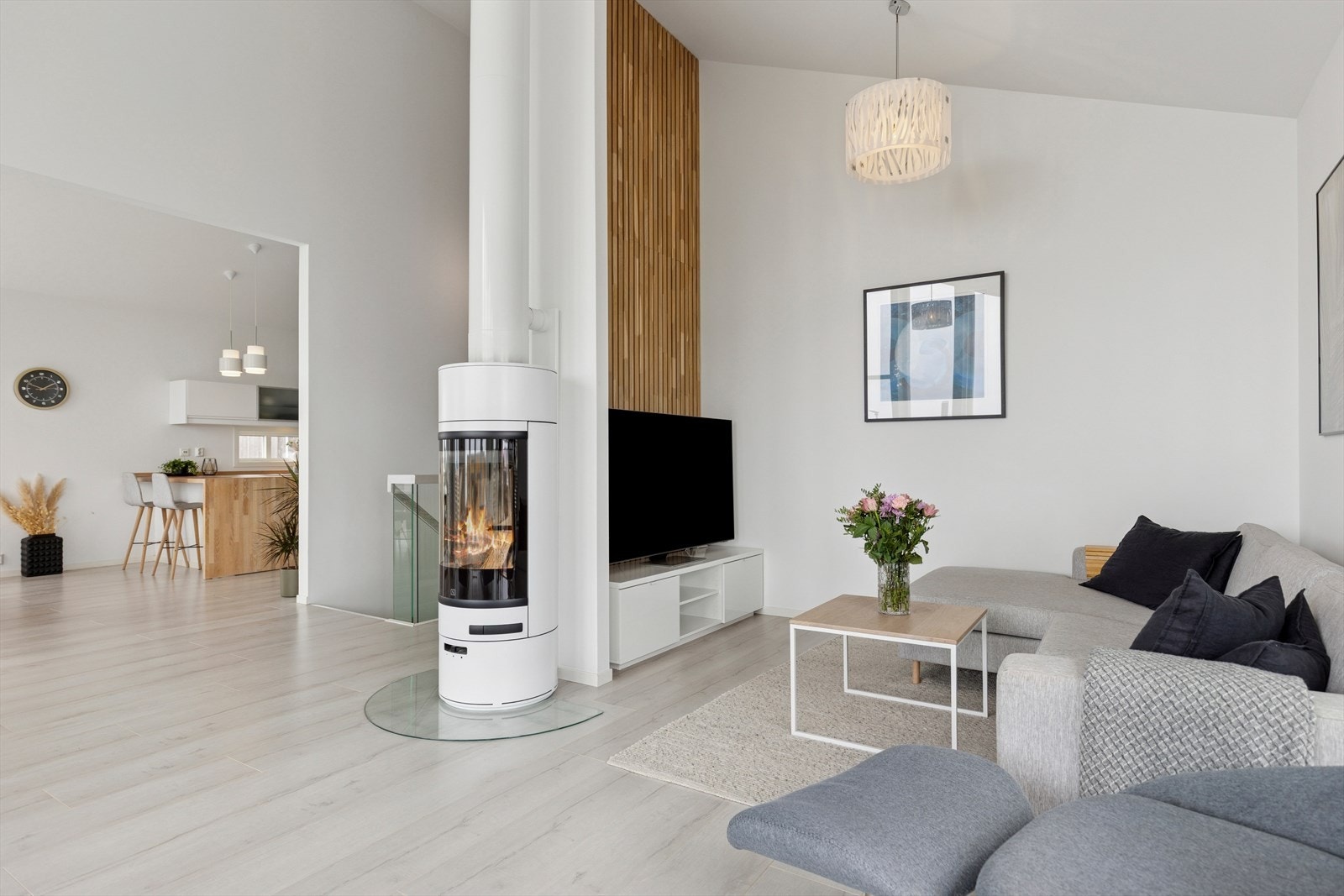 Ildsted i stuen som varmer godt på kaldere dager. Legg merke til de flotte detaljene og spileveggen som gir en moderne uttrykk. Galleribilde