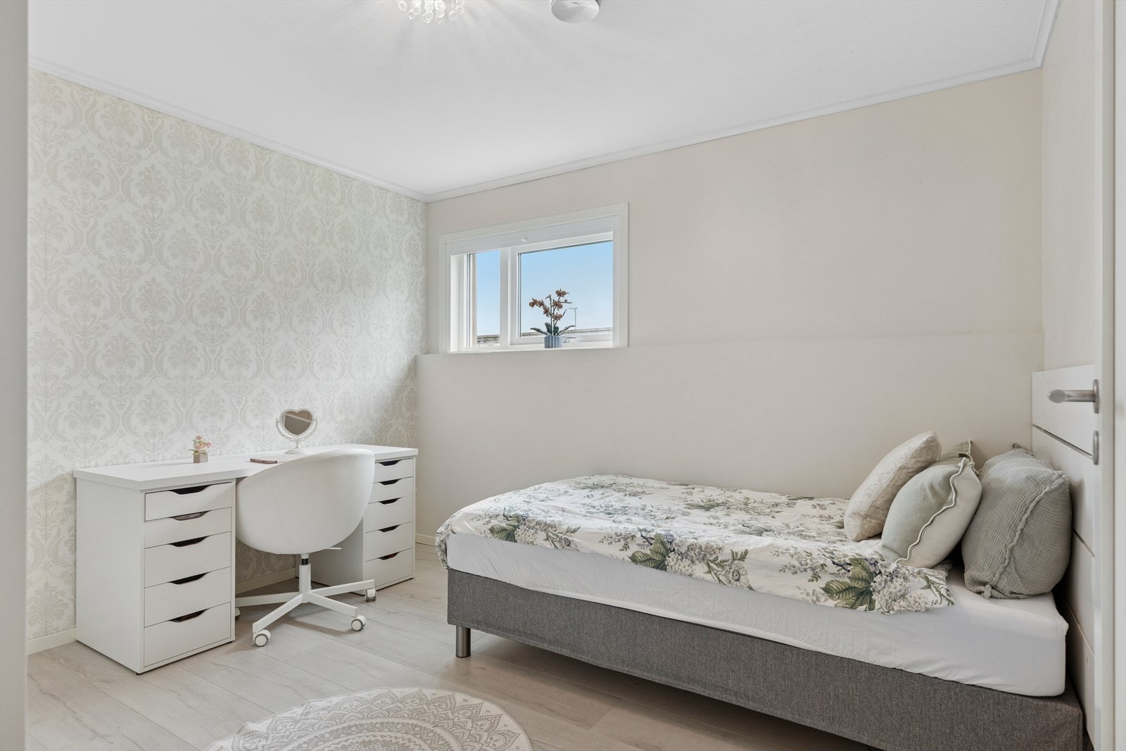 Boligen har totalt seks soverom av god størrelse. Galleribilde