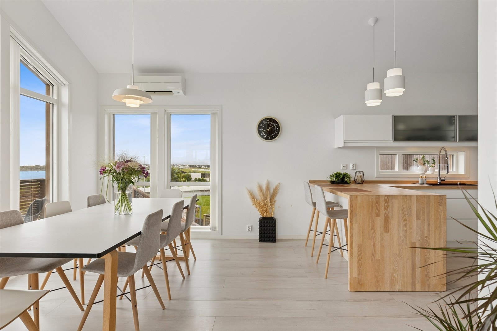 Varmepumpe er installert for et behagelig inneklima. Her er det god plass til å samle familie og venner til hyggelige lag! Galleribilde