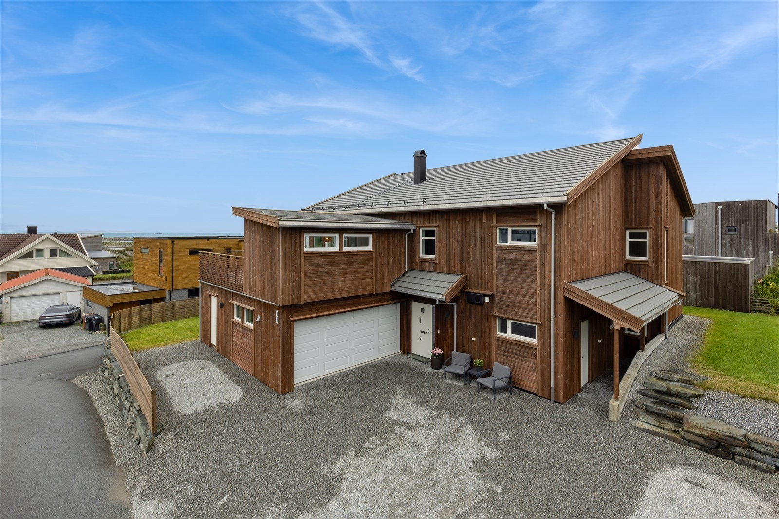 Boligen har integrert garasje og ellers gode parkeringsmuligheter på egen tomt. Galleribilde