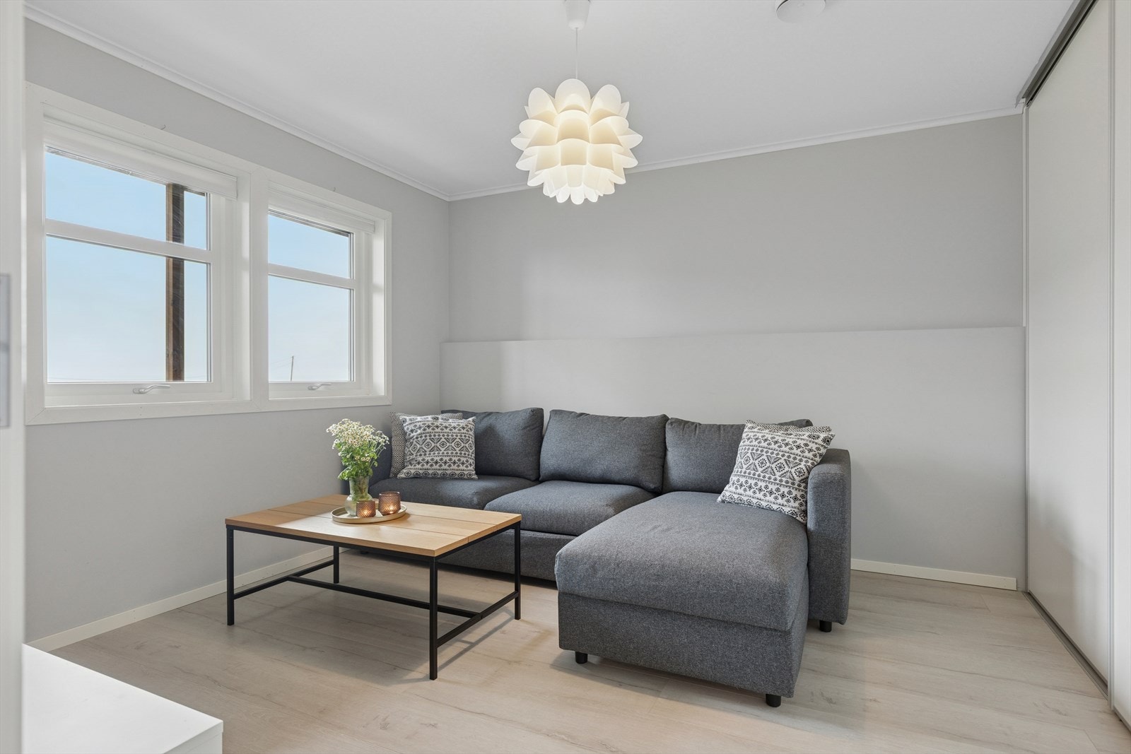 Kjellerstue med god plass til sofa og annet ønskelig møblement. Galleribilde