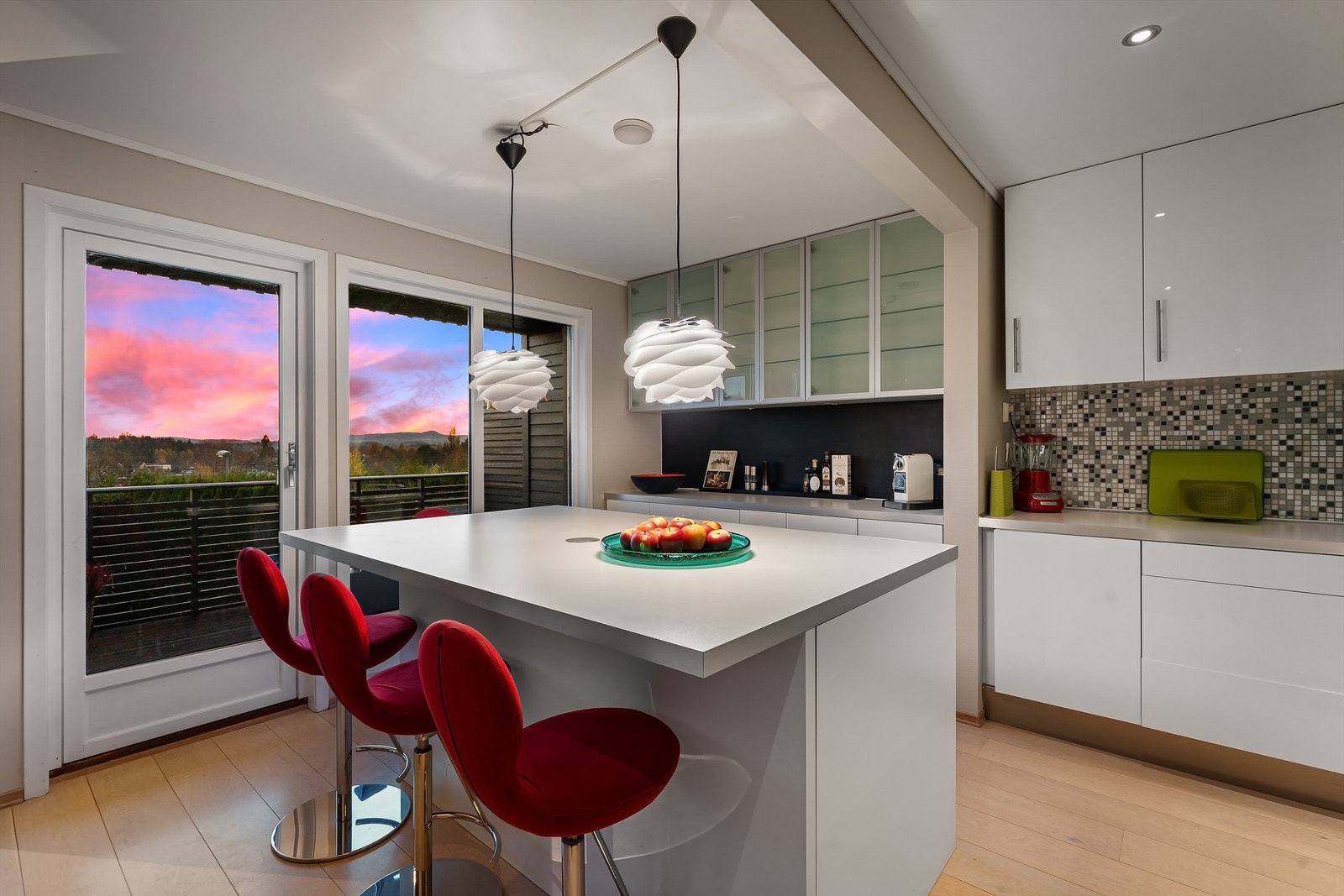 Godt med skap, skuffer og benkeplass på kjøkkenet Galleribilde