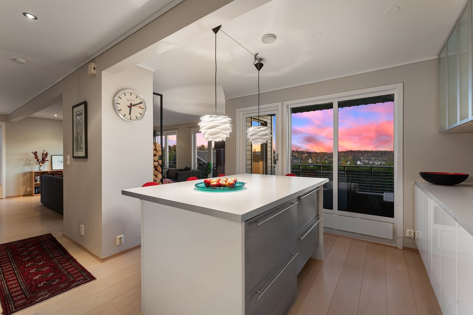 Flott kjøkken med integrerte hvitevarer og praktisk kjøkkenøy Galleribilde