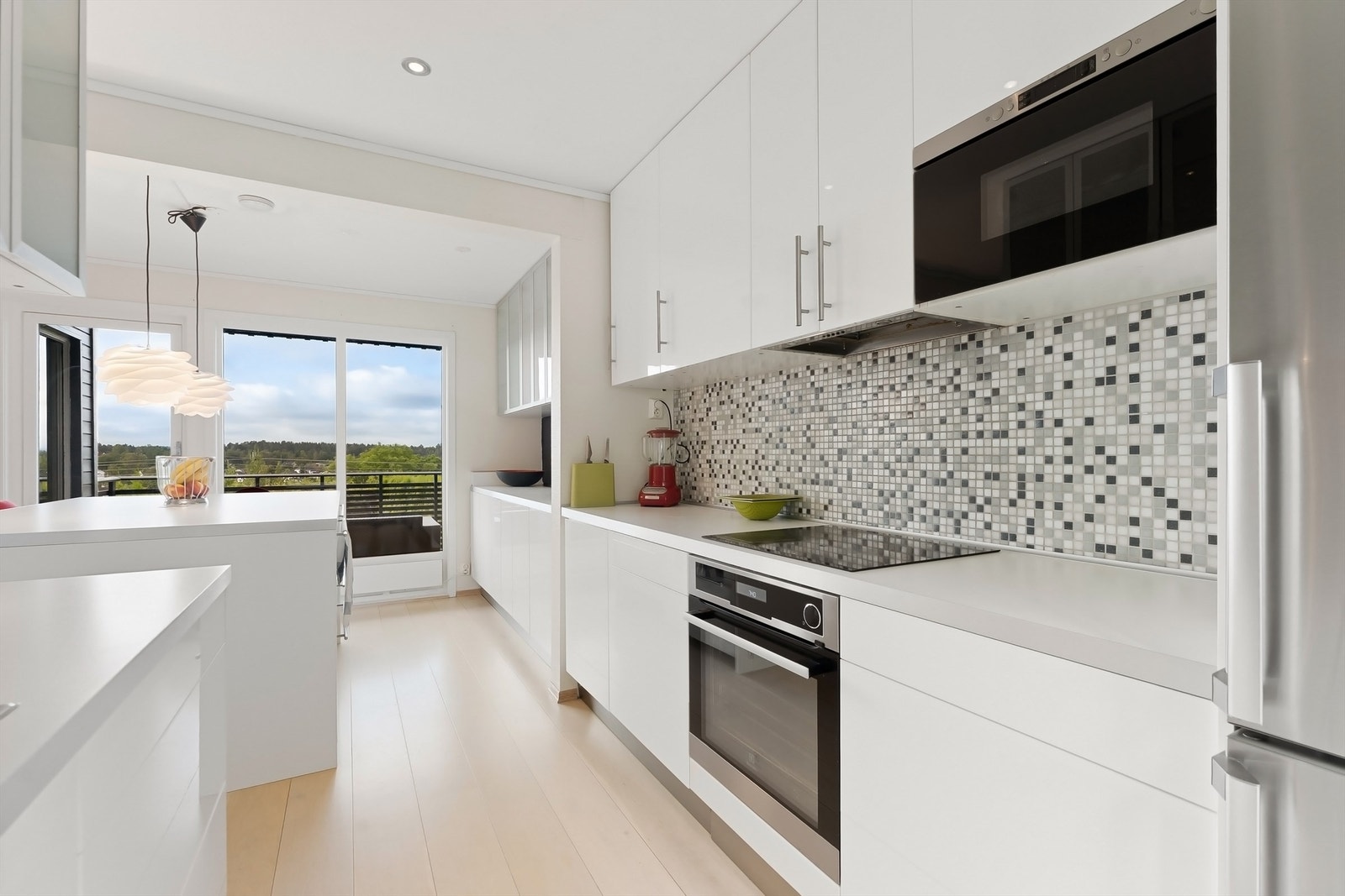 Pent kjøkken med mye skapplass og gode arbeidsflater Galleribilde