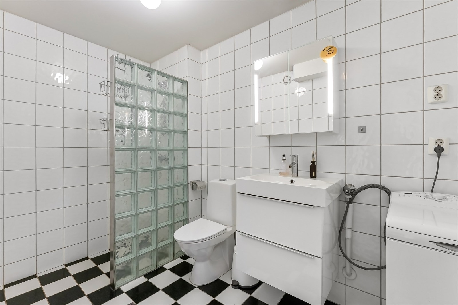 Boligens bad nr 3 ligger i underetasjen Galleribilde