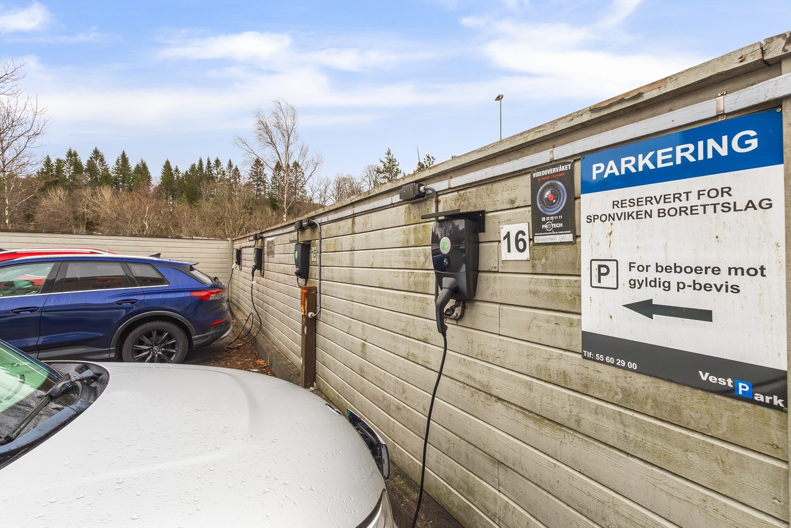 Borettslaget har etablert infrastruktur for elbillading. Det er 8 ladeplasser tilgjengelig, og disse tildeles etter ansiennitet Galleribilde