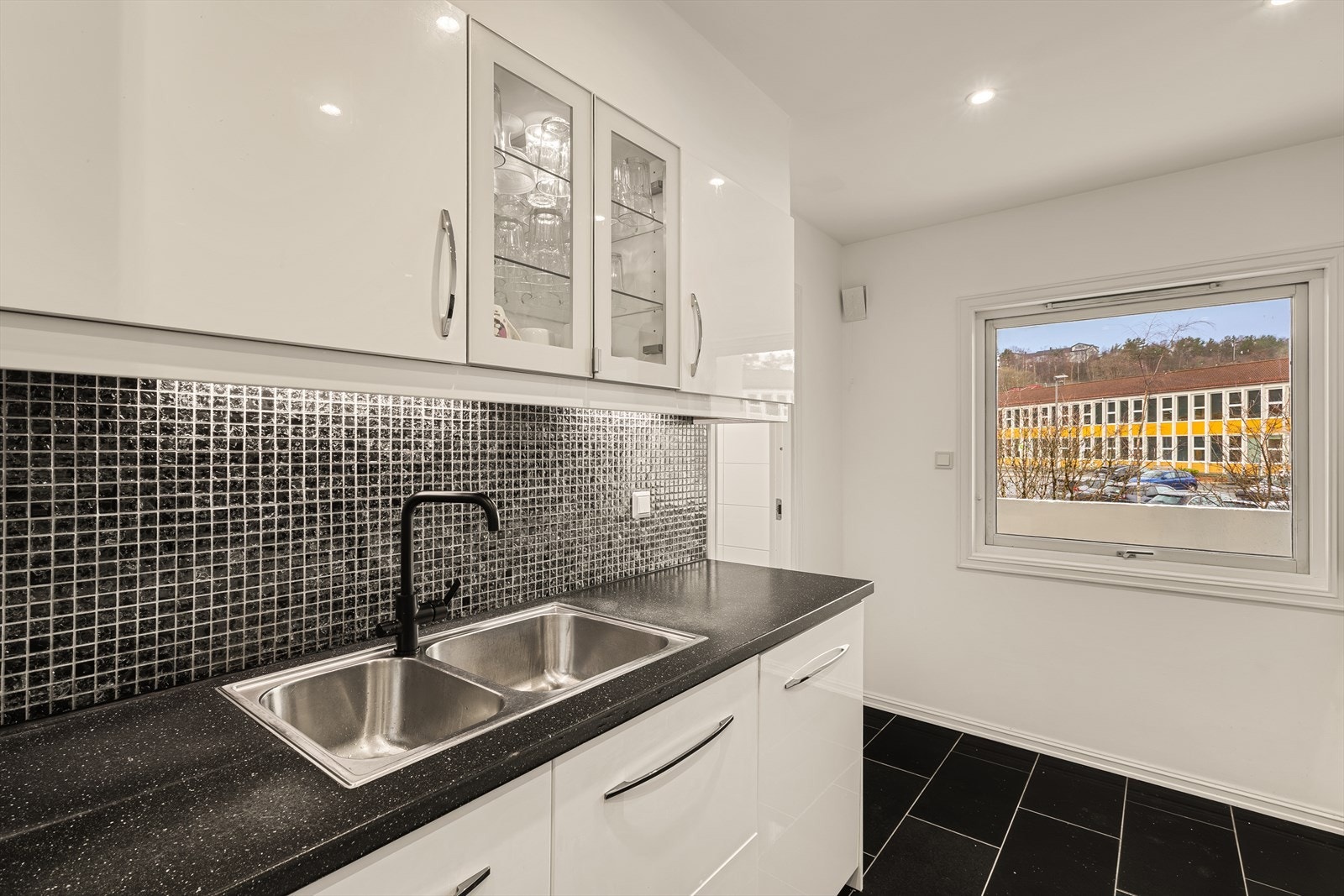 Integrerte hvitevarer omfatter stekeovn, platetopp, mikrobølgeovn, oppvaskmaskin, kjøleskap og fryseskap Galleribilde