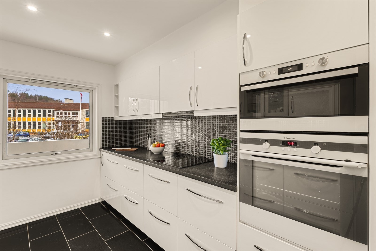 Gulvet er belagt med keramiske fliser, mens vegger og himling har malt platekledning, og innfelte spotlights Galleribilde