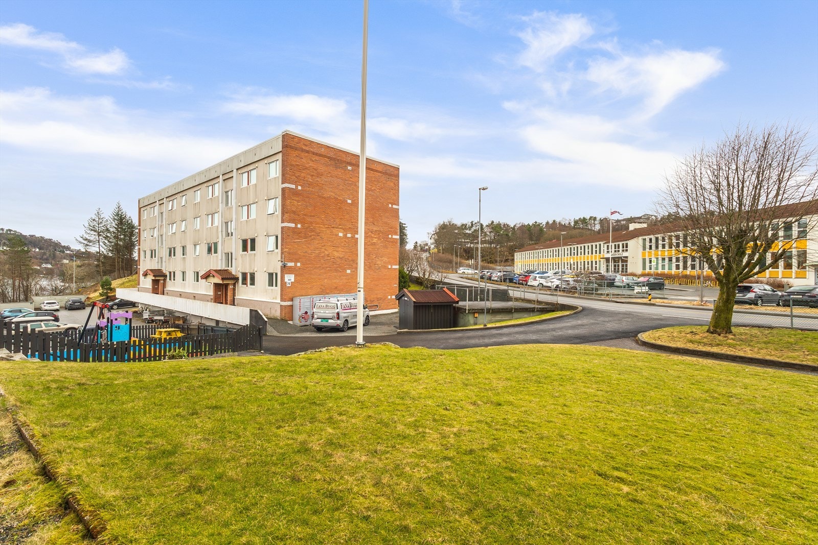 Området passer ypperlig for en barnefamilie, med trygg skolevei til Varden skole, barnehage, flere lekeplasser og barn som leker i gatene ligger alt til rette for barna Galleribilde