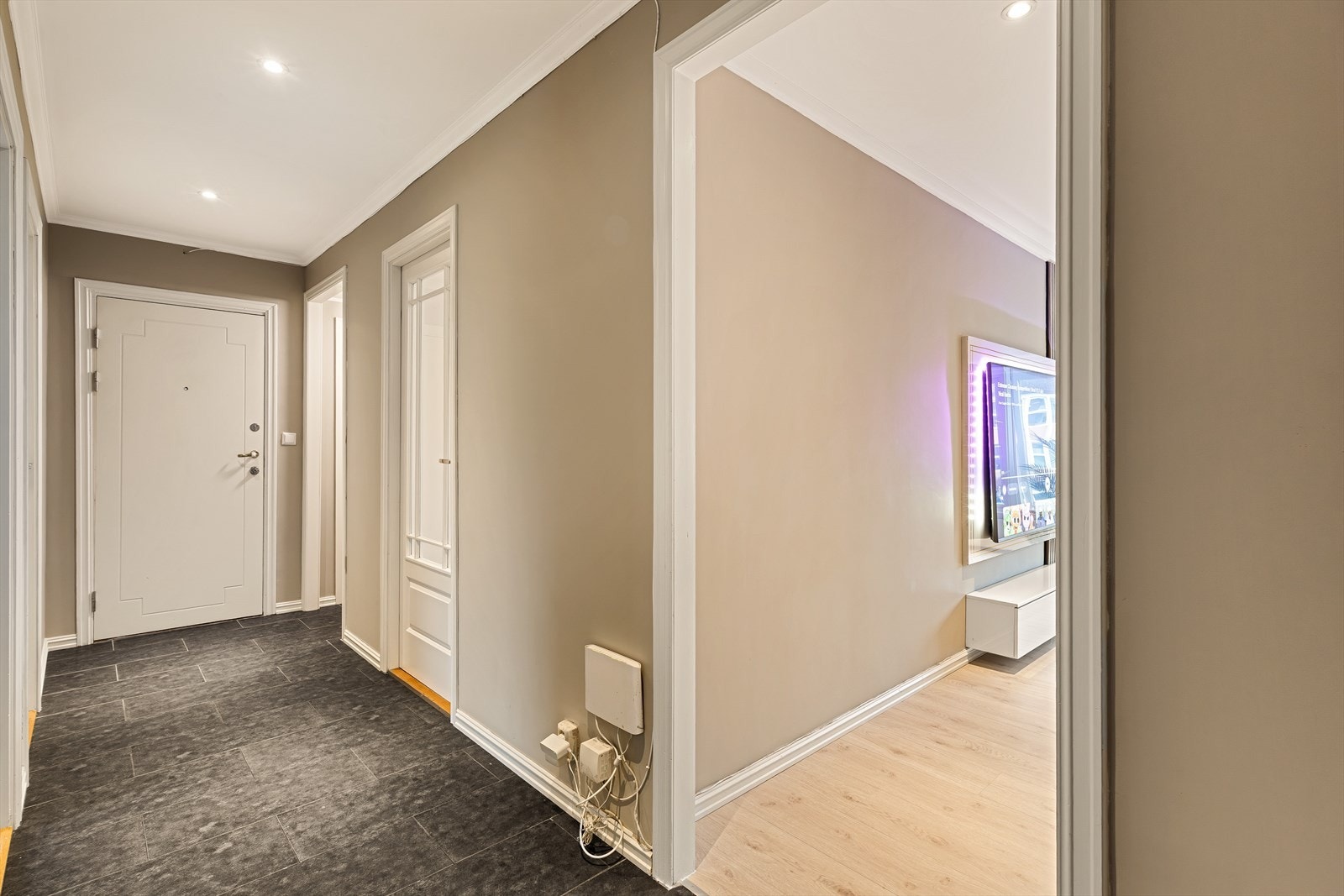 Den romslige og innbydende entréen gir et godt førsteinntrykk med god plass til å henge av seg sko og yttertøy Galleribilde