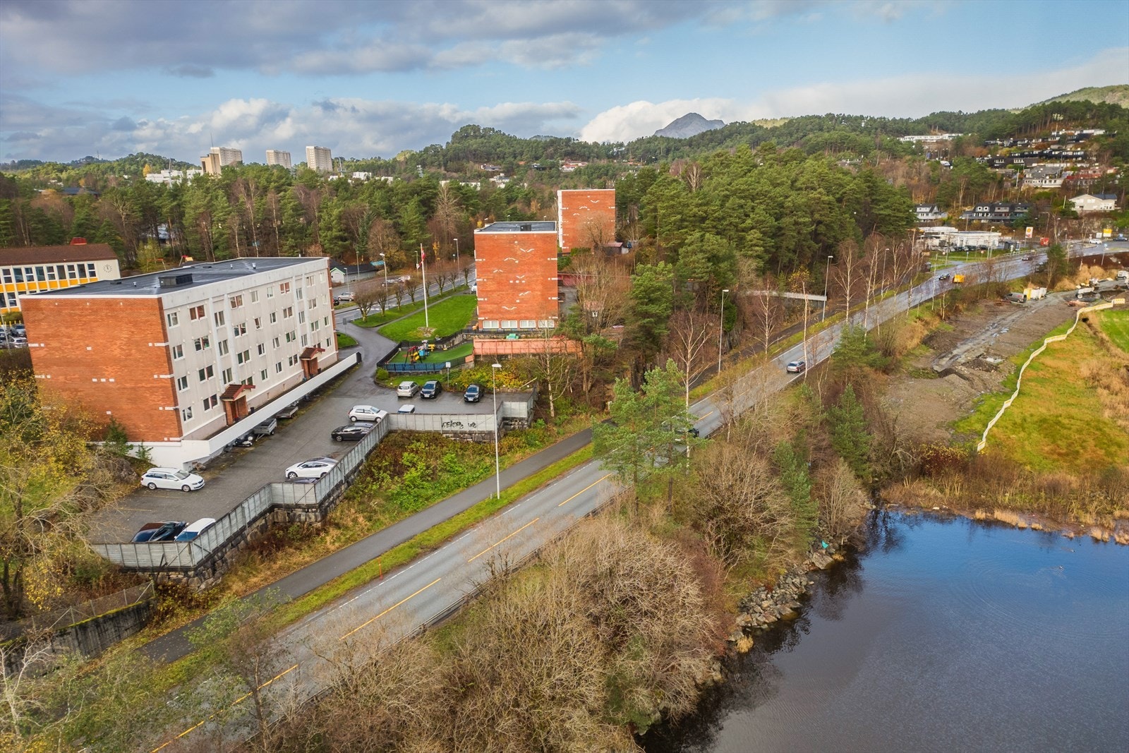 Leiligheten har en attraktiv beliggenhet i et veletablert borettslag på Varden i Fyllingsdalen Galleribilde