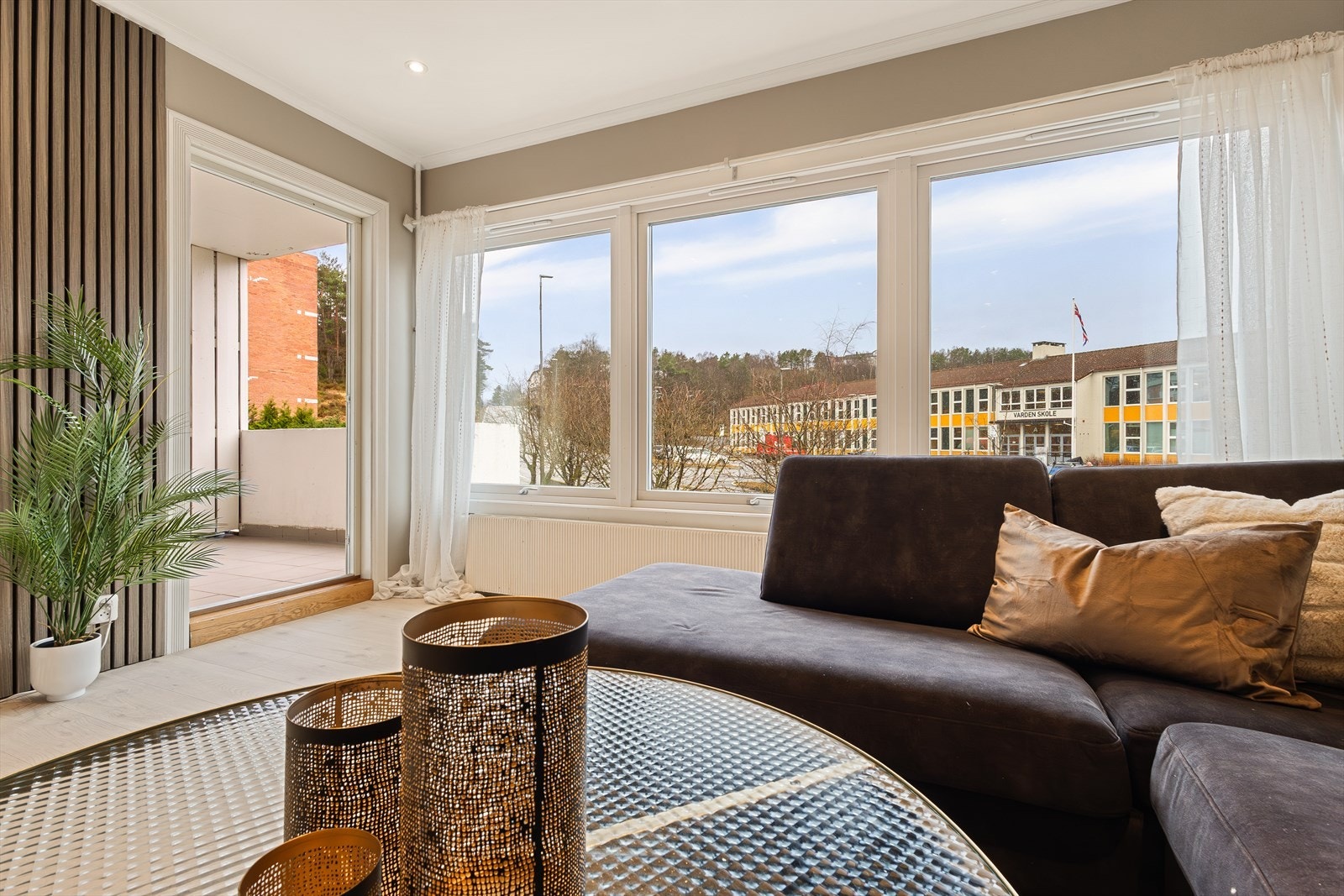 Fra stuen er det utgang til den sørvestvendte altanen Galleribilde