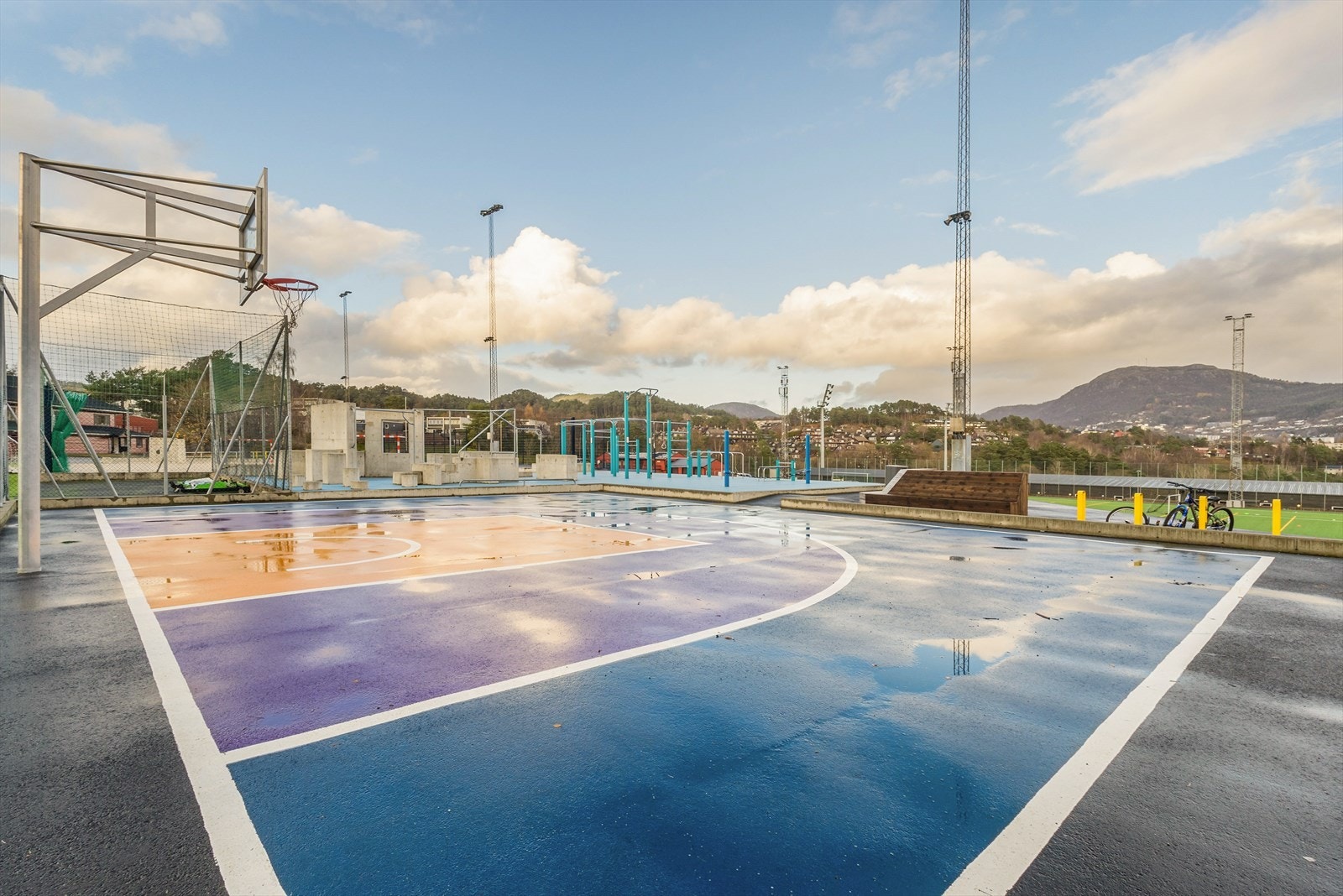 Flere kunstgressbaner, Fyllingsdalen stadion og FRAMOhallen som består av blant annet store aktivitetsflater, i tillegg til styrkerom og aerobicsal Galleribilde