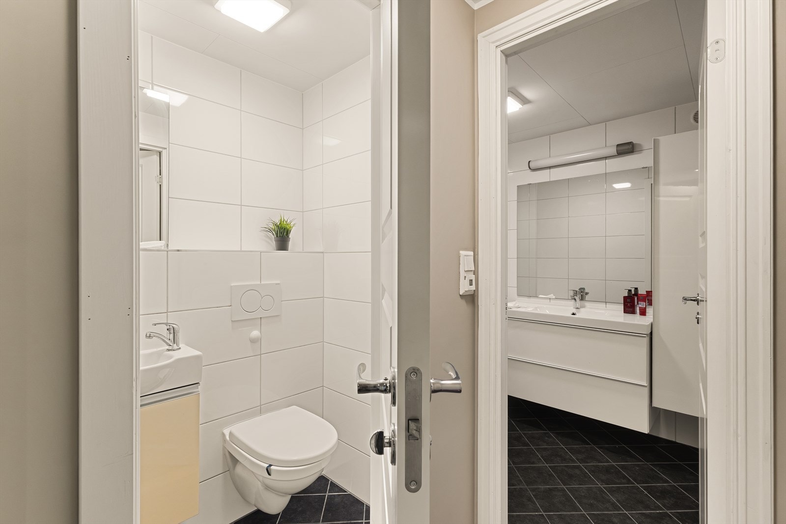 Vegg- i vegg har man et praktisk og separat toalettrom med servant og vegghengt toalett Galleribilde