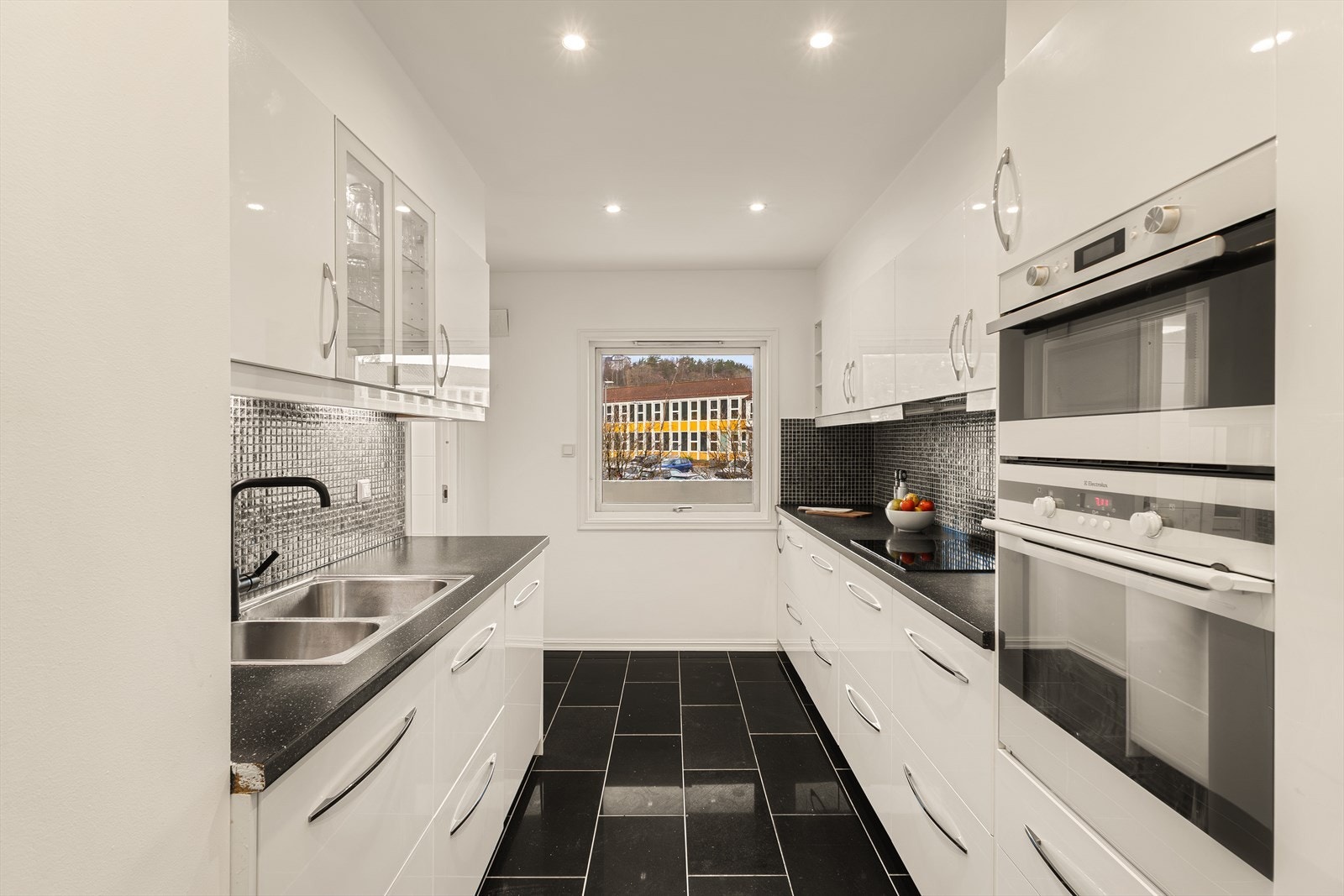 Praktisk og funksjonelt kjøkken med rikelig skap- og benkeplass, godt tilrettelagt for både matlaging og oppbevaring Galleribilde