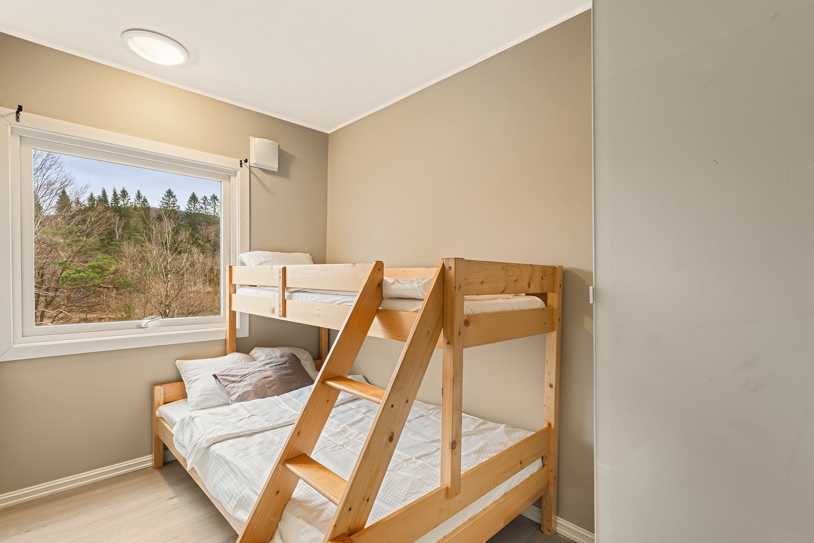 Store vindusflater gir godt dagslys inn på rommene Galleribilde