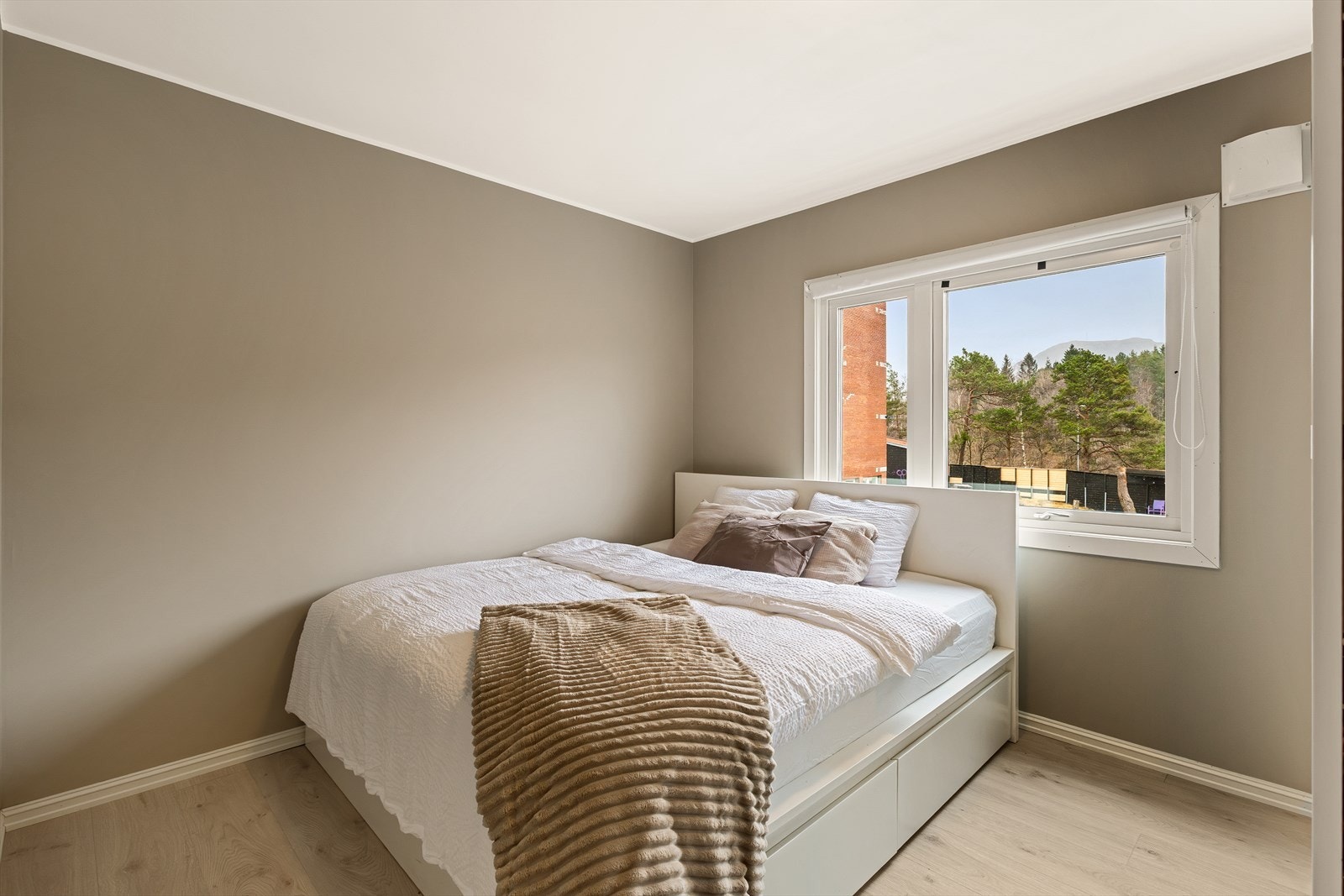 Leiligheten har tre romslige soverom, alle med god plass til seng, garderobeløsning og annen oppbevaring Galleribilde