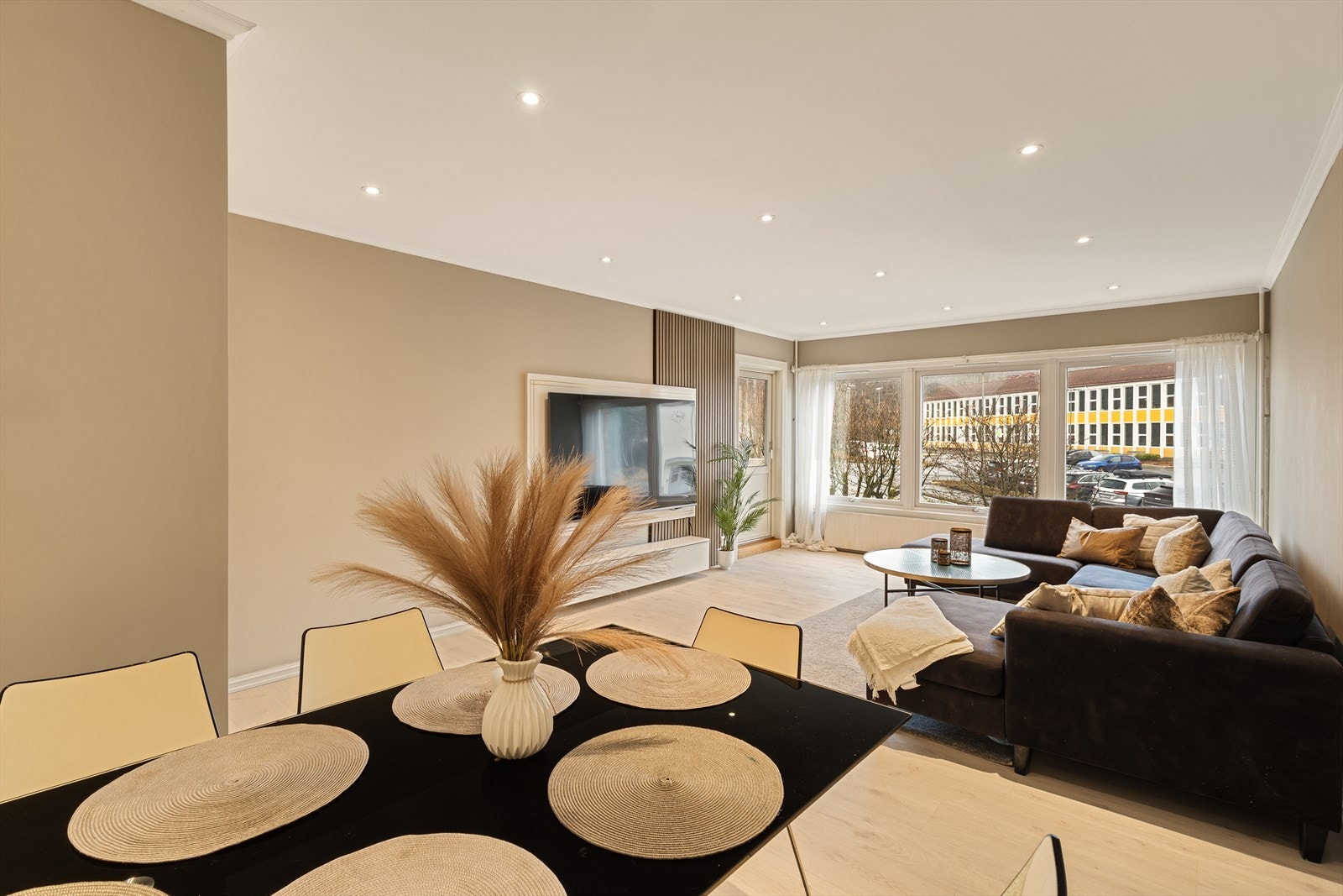 God plass til spisegruppe i direkte tilknytning til stuen Galleribilde