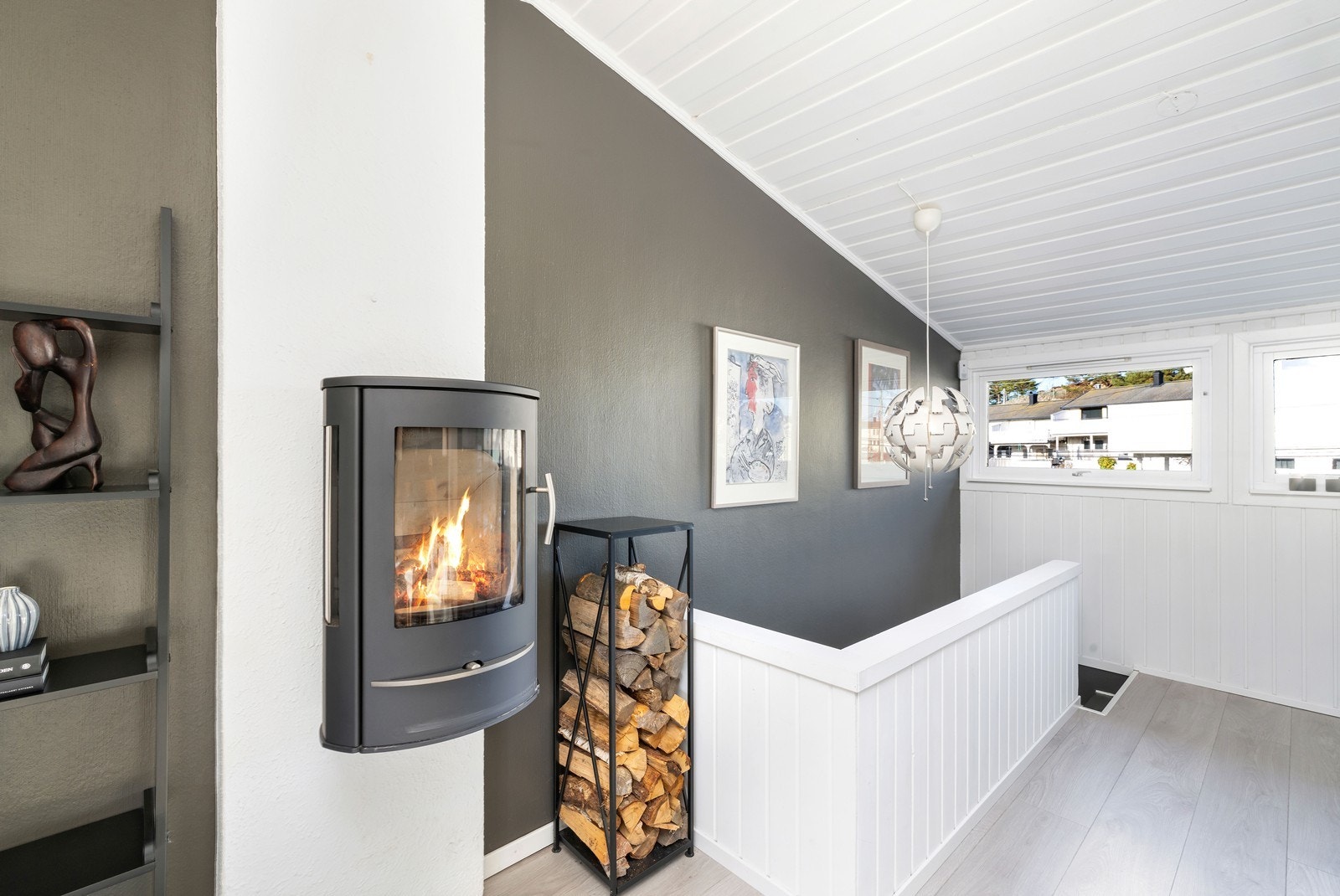 Peisovn i stue. Galleribilde