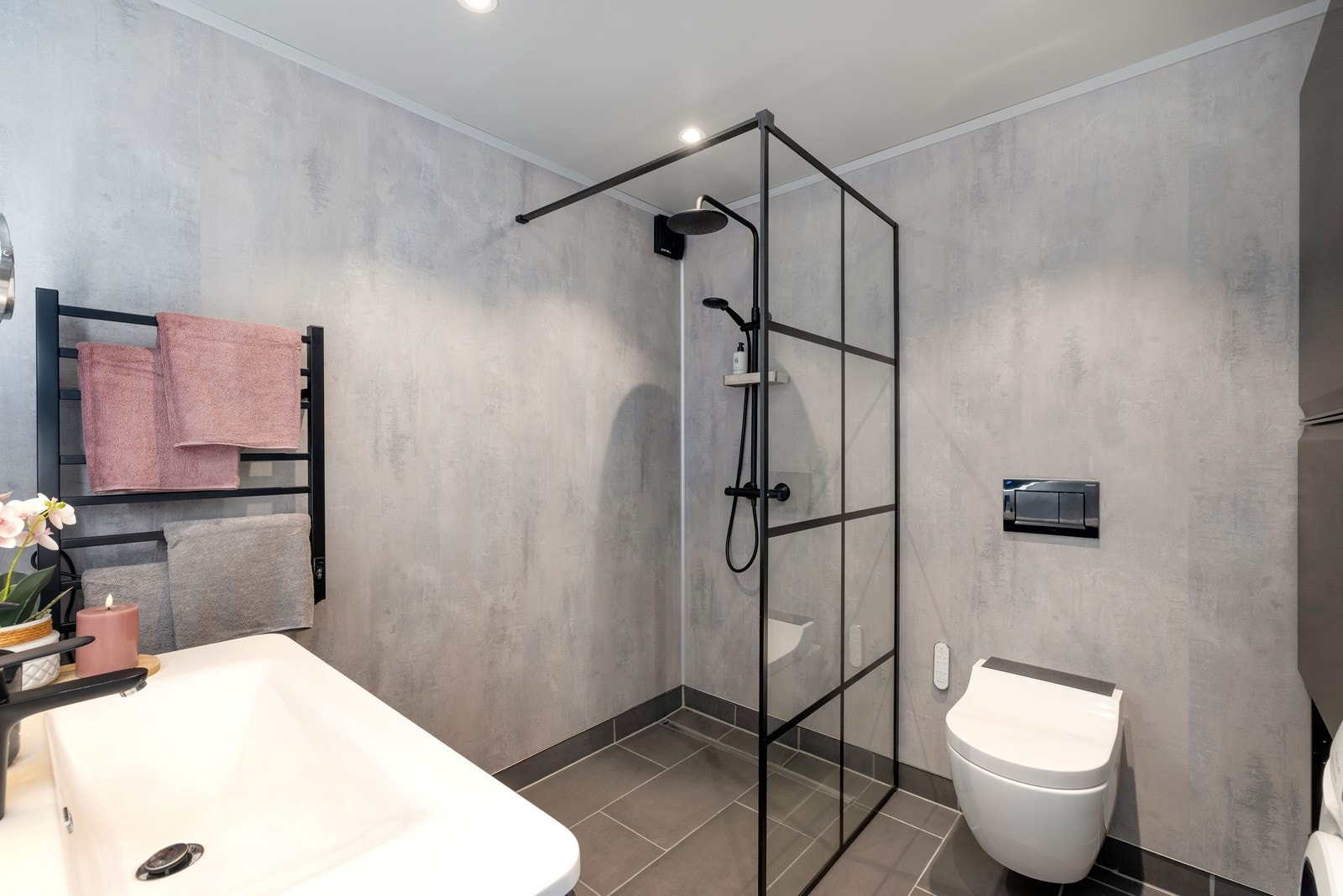 Flott bad med fliser og varmekabler på gulv. Våtromsplater på vegger. Galleribilde