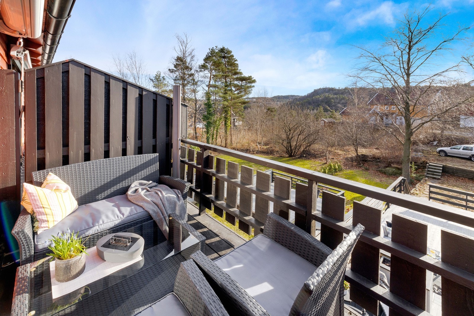 Fra tv stuen er det utgang til solrik veranda med plass til utemøbler. Galleribilde