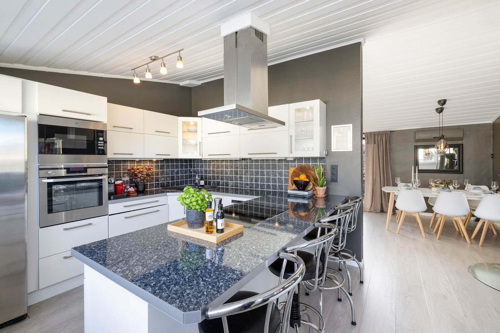 Stuen er delvis åpen mot kjøkken. Galleribilde